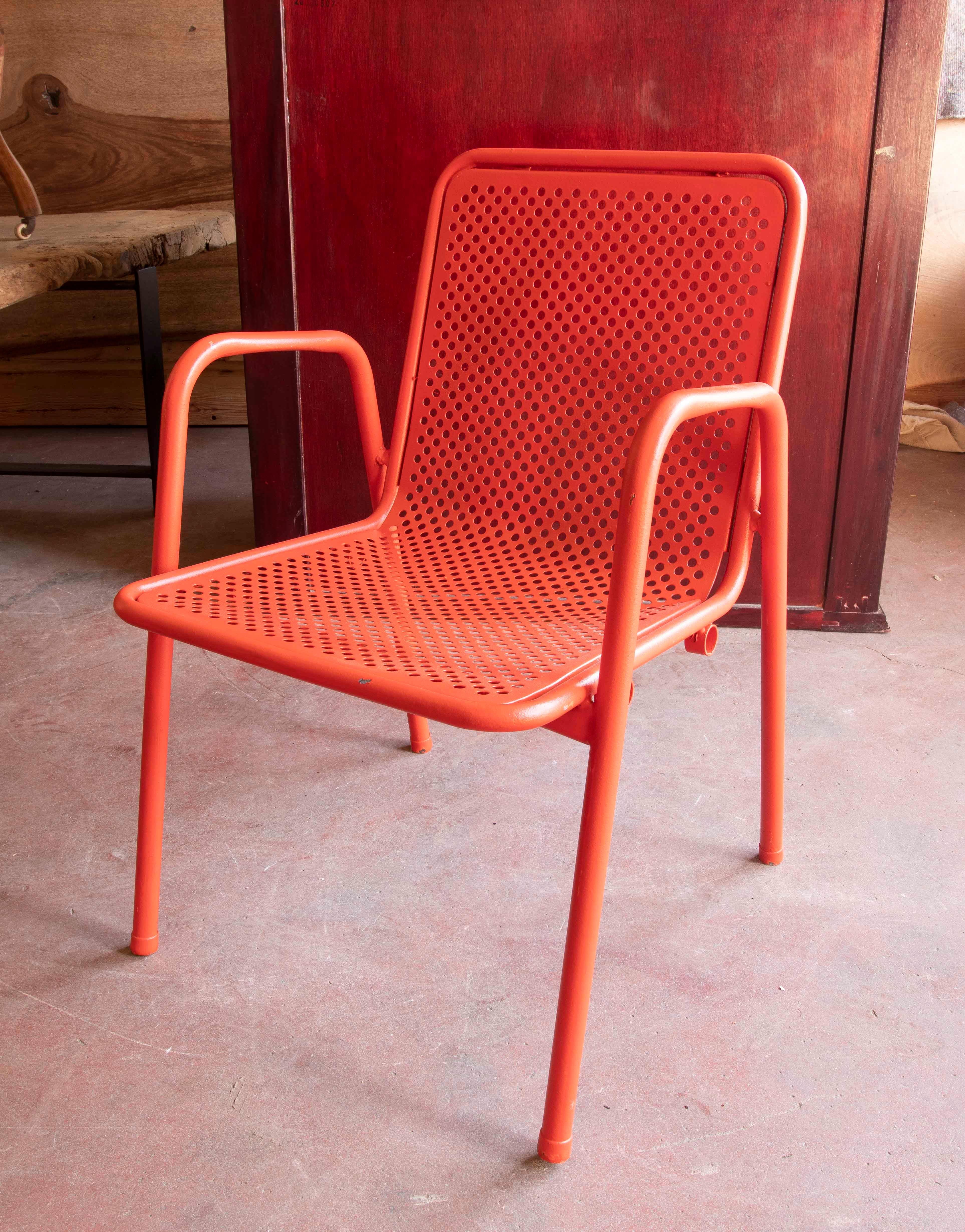 1970er Satz von vierzehn rot lackierten Gartenstühlen aus Eisen im Zustand „Gut“ im Angebot in Marbella, ES