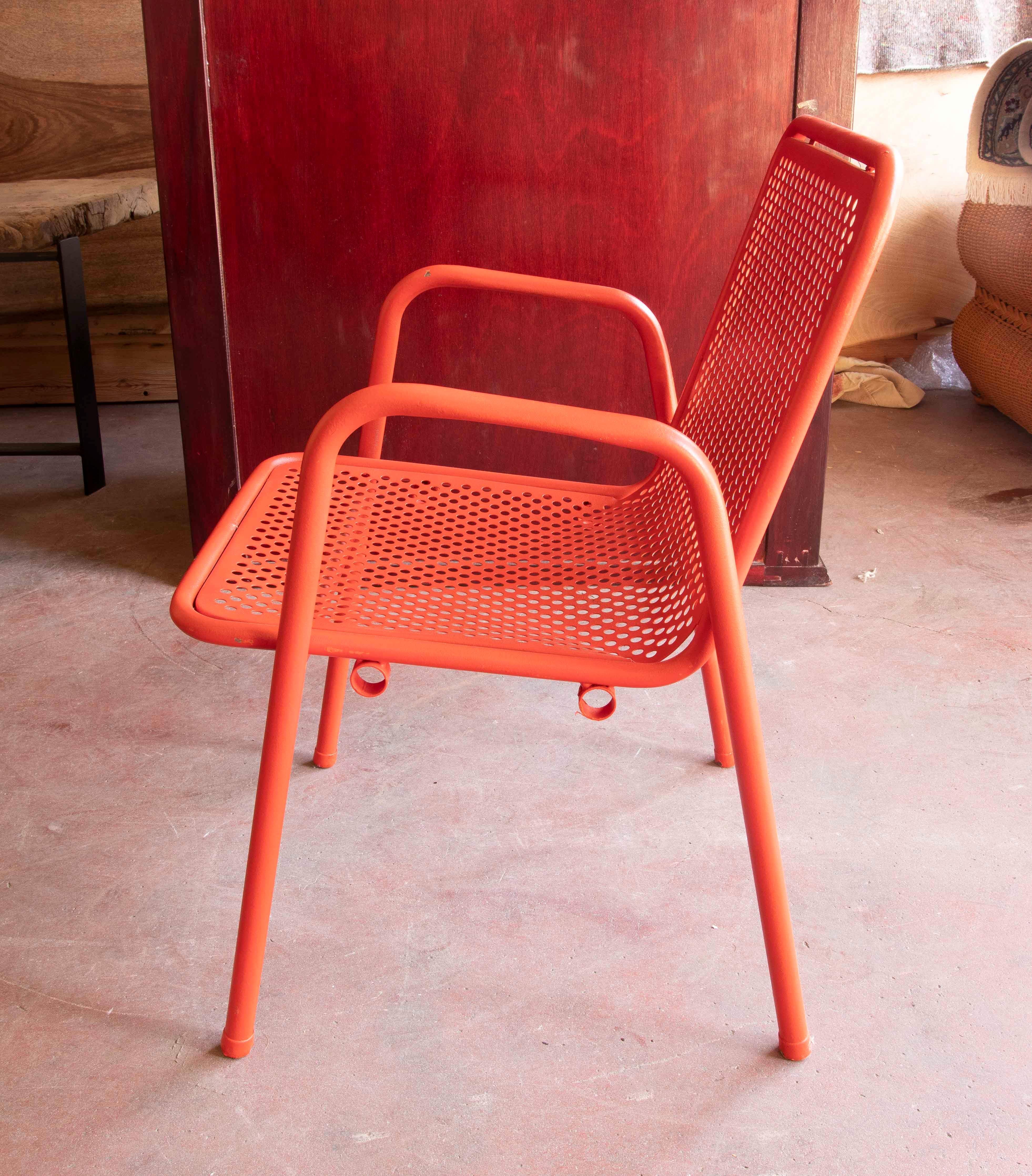 1970er Satz von vierzehn rot lackierten Gartenstühlen aus Eisen (20. Jahrhundert) im Angebot