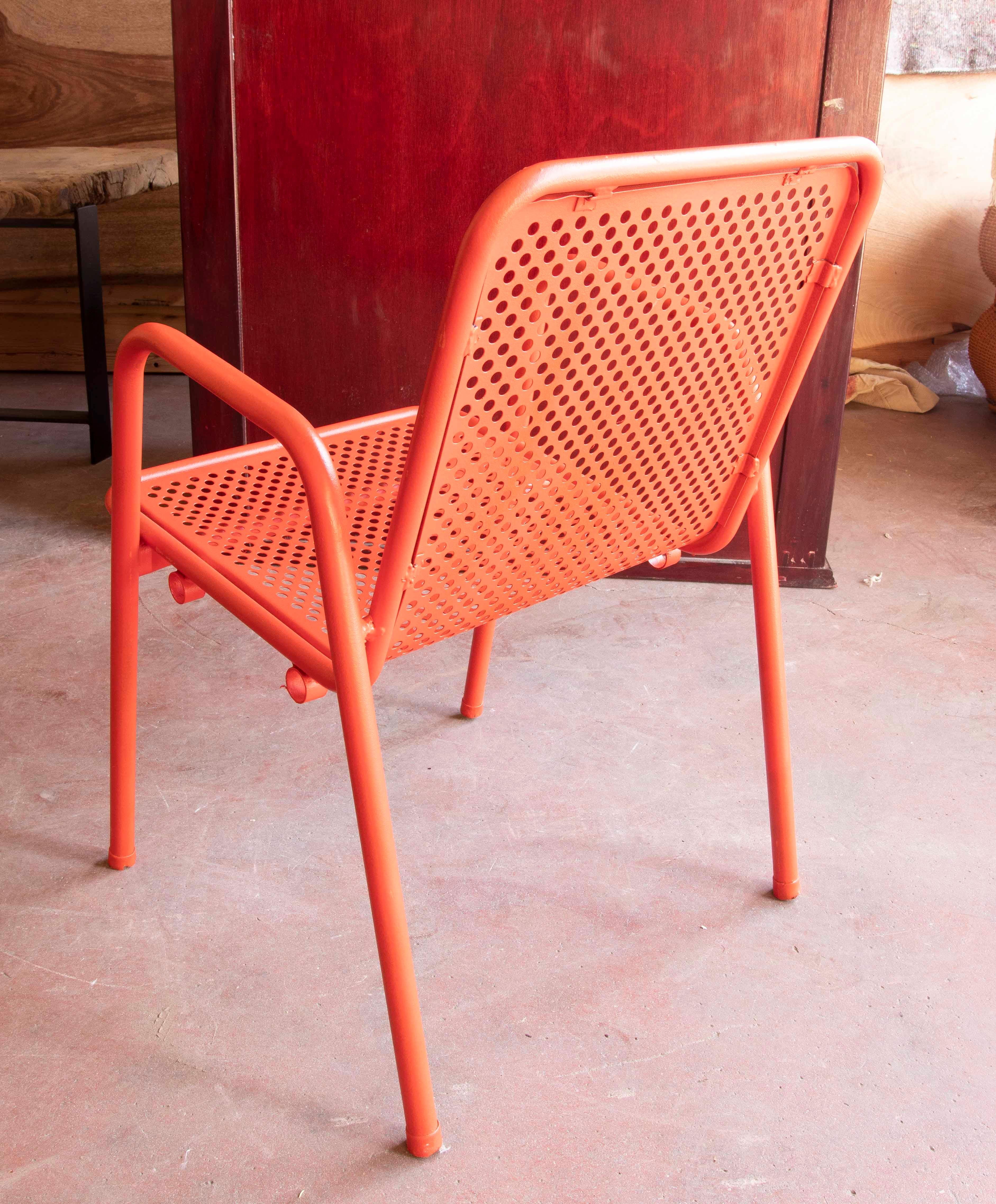 1970er Satz von vierzehn rot lackierten Gartenstühlen aus Eisen im Angebot 1