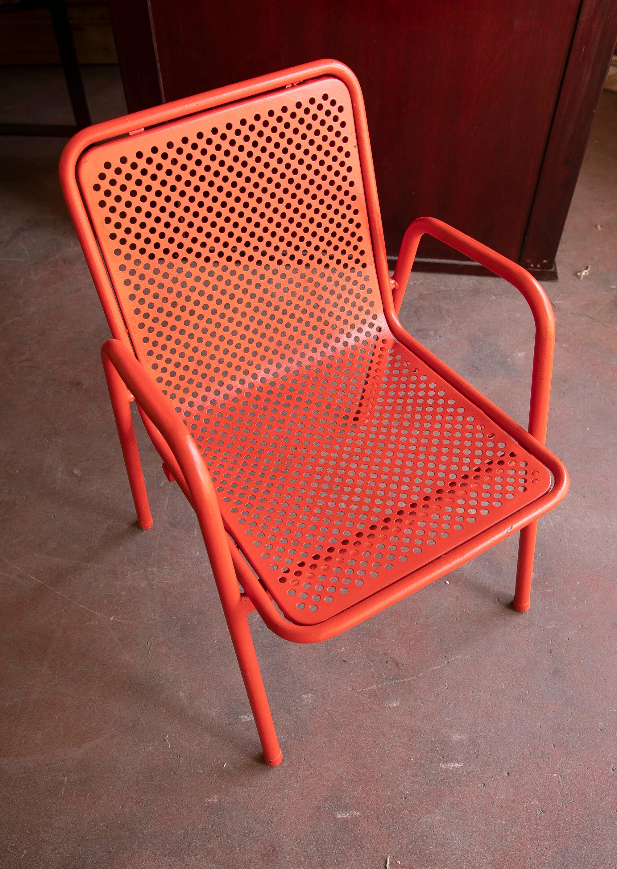 1970er Satz von vierzehn rot lackierten Gartenstühlen aus Eisen im Angebot 4