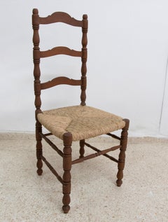 Juego de catorce sillas de comedor de madera de los años 70 con asiento de enea