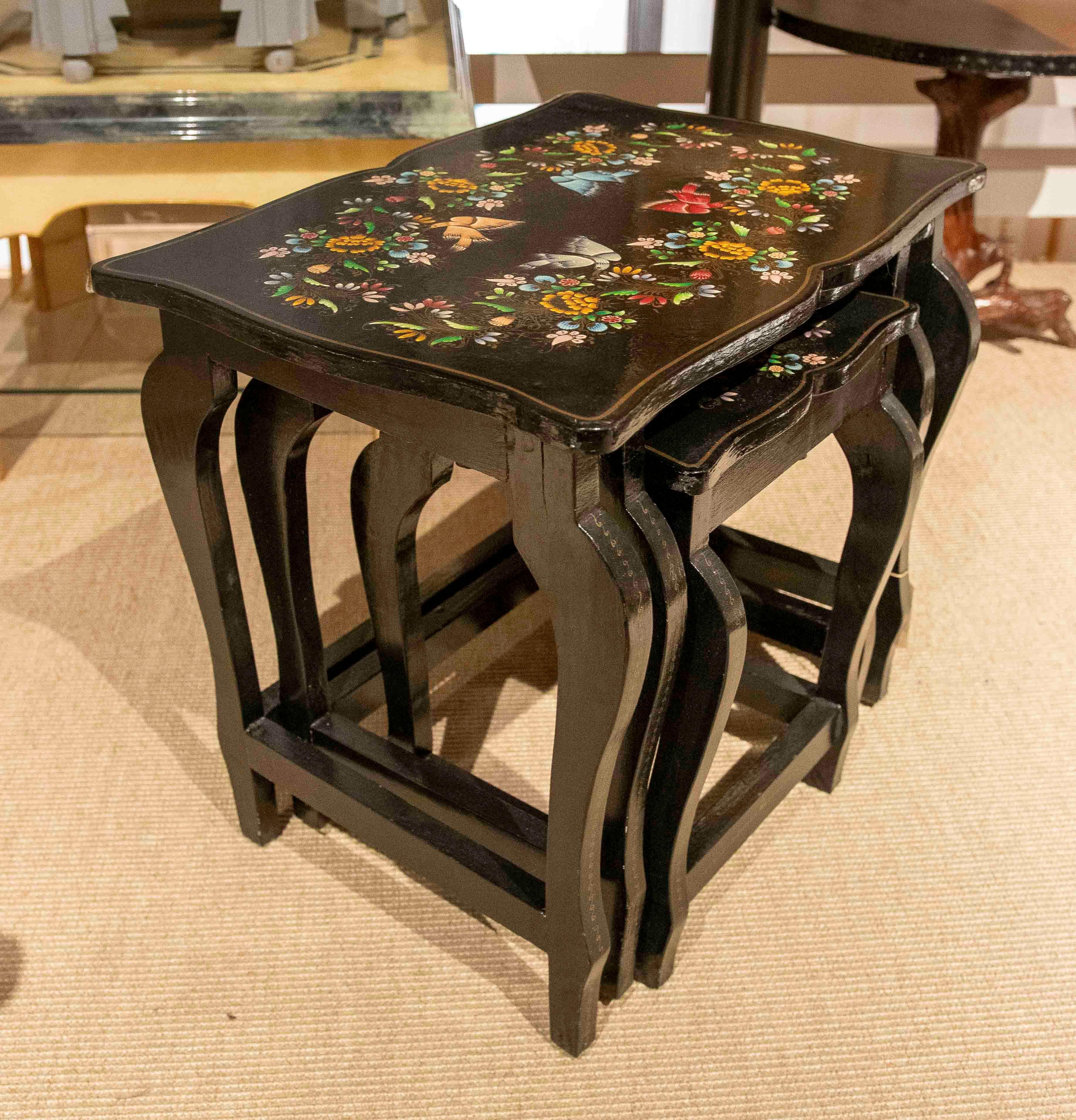 Set di tavolini nido dipinti a mano degli anni '70 con decorazioni floreali sui coperchi in vendita 3