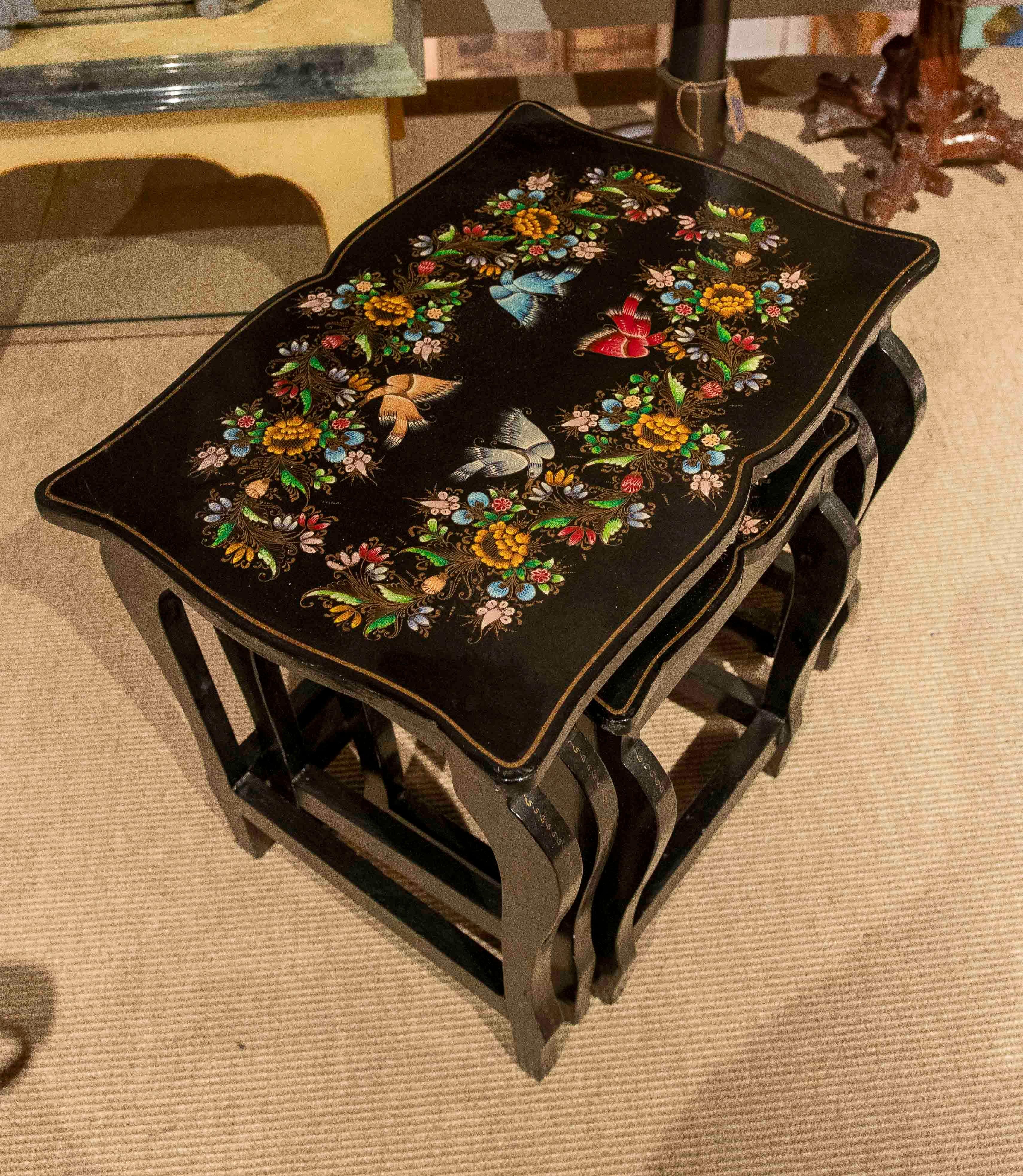 Set di tavolini nido dipinti a mano degli anni '70 con decorazioni floreali sui coperchi in vendita 4
