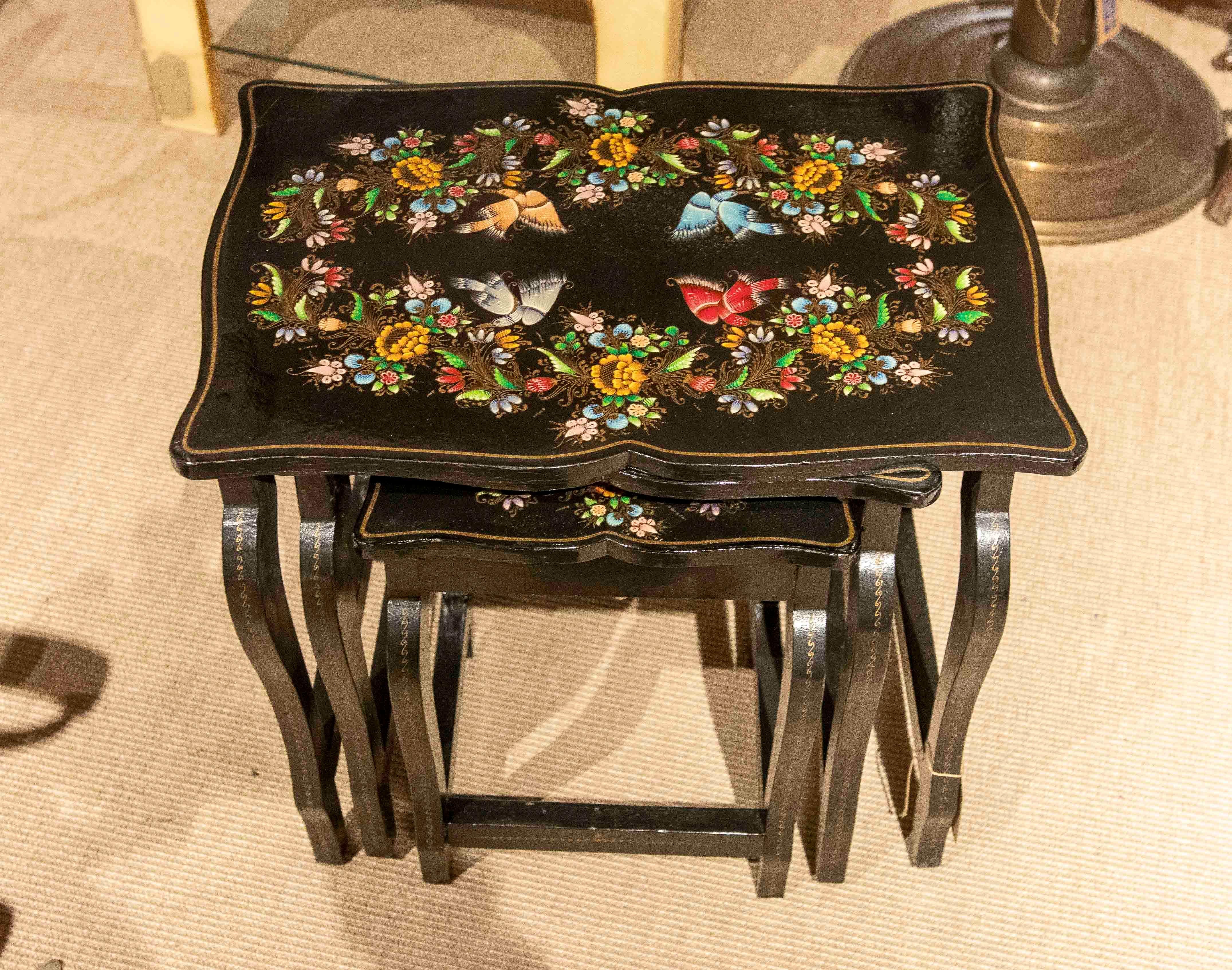 Set di tavolini nido dipinti a mano degli anni '70 con decorazioni floreali sui coperchi in vendita 6