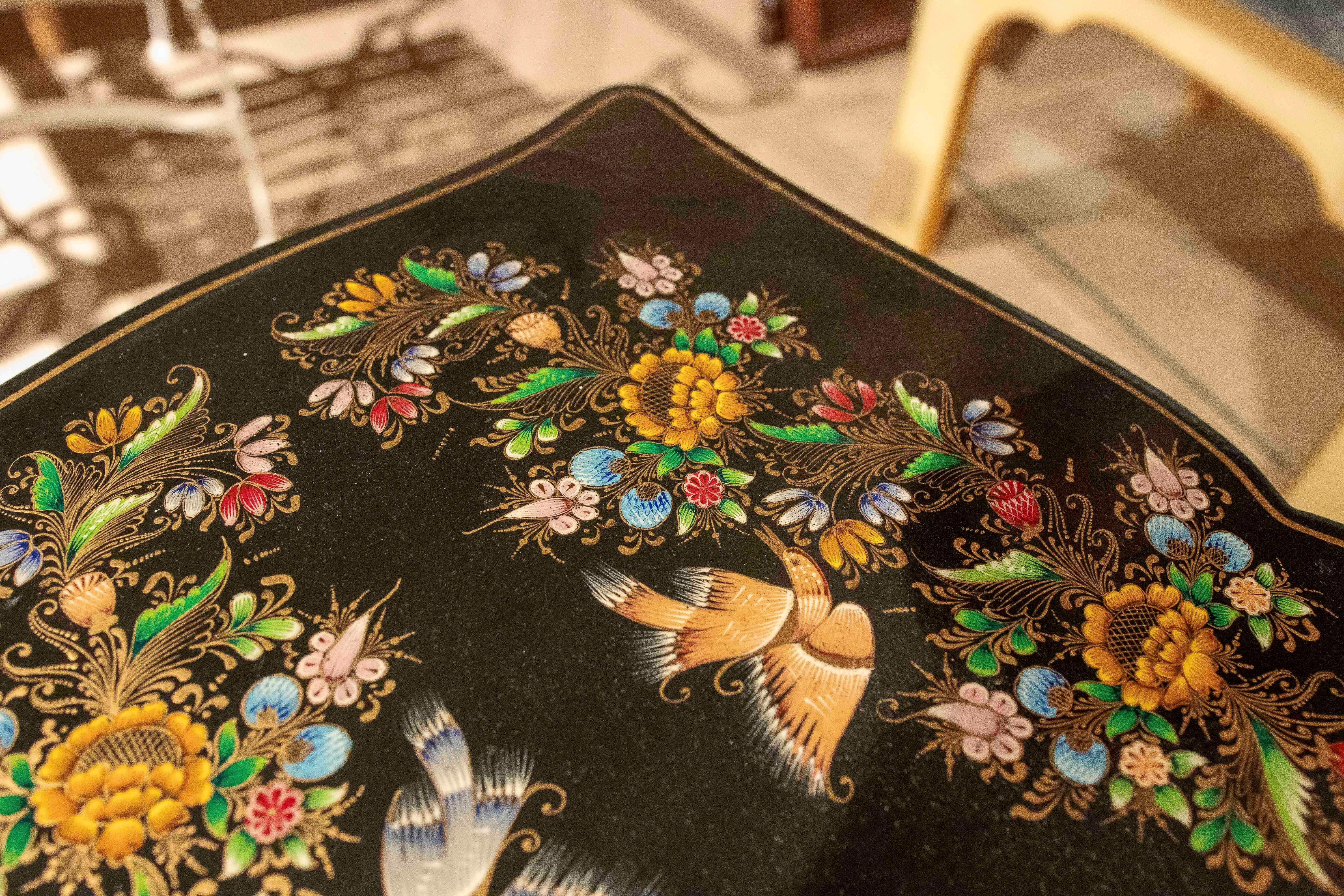 Set di tavolini nido dipinti a mano degli anni '70 con decorazioni floreali sui coperchi in vendita 7