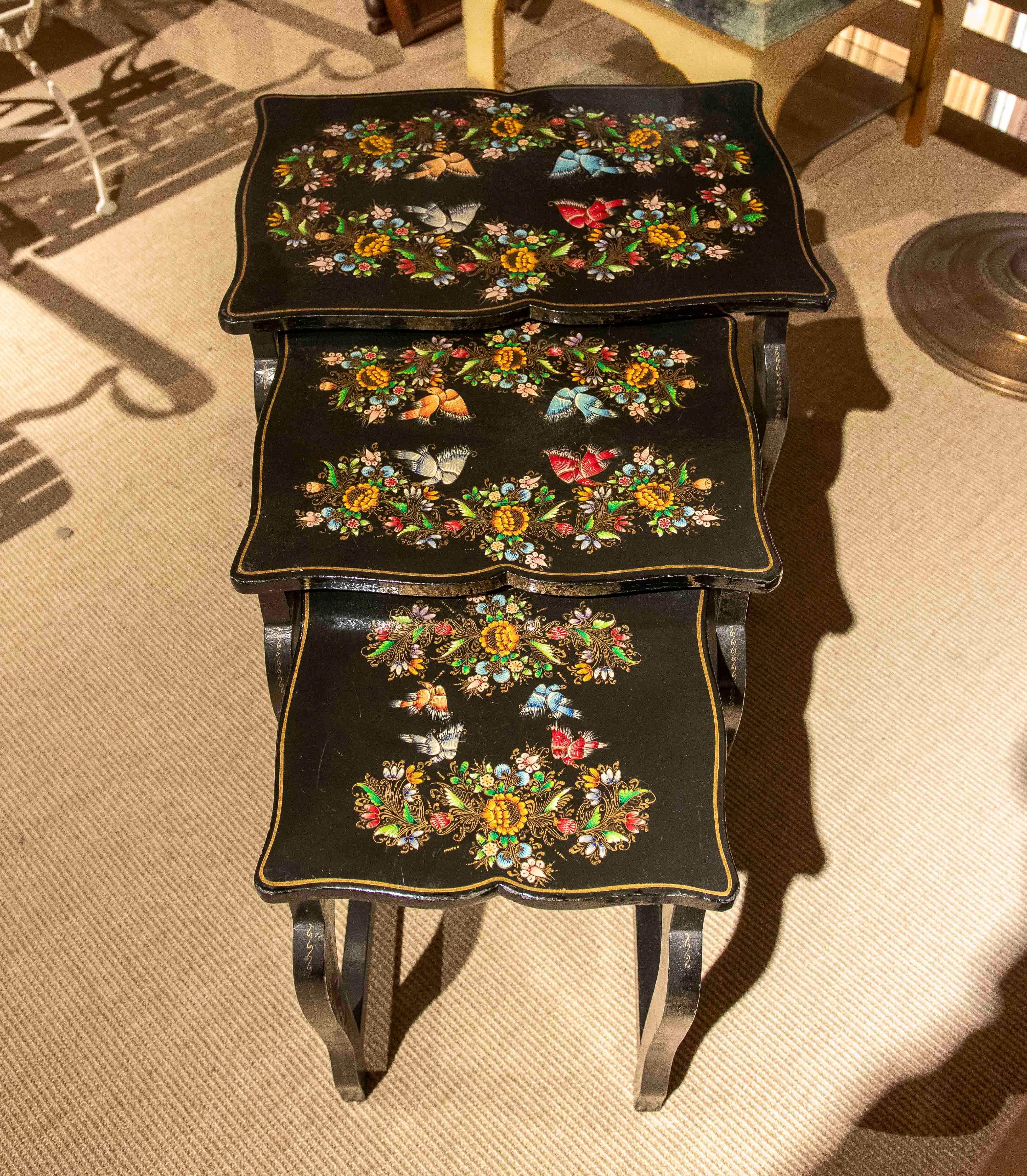 Europeo Set di tavolini nido dipinti a mano degli anni '70 con decorazioni floreali sui coperchi in vendita