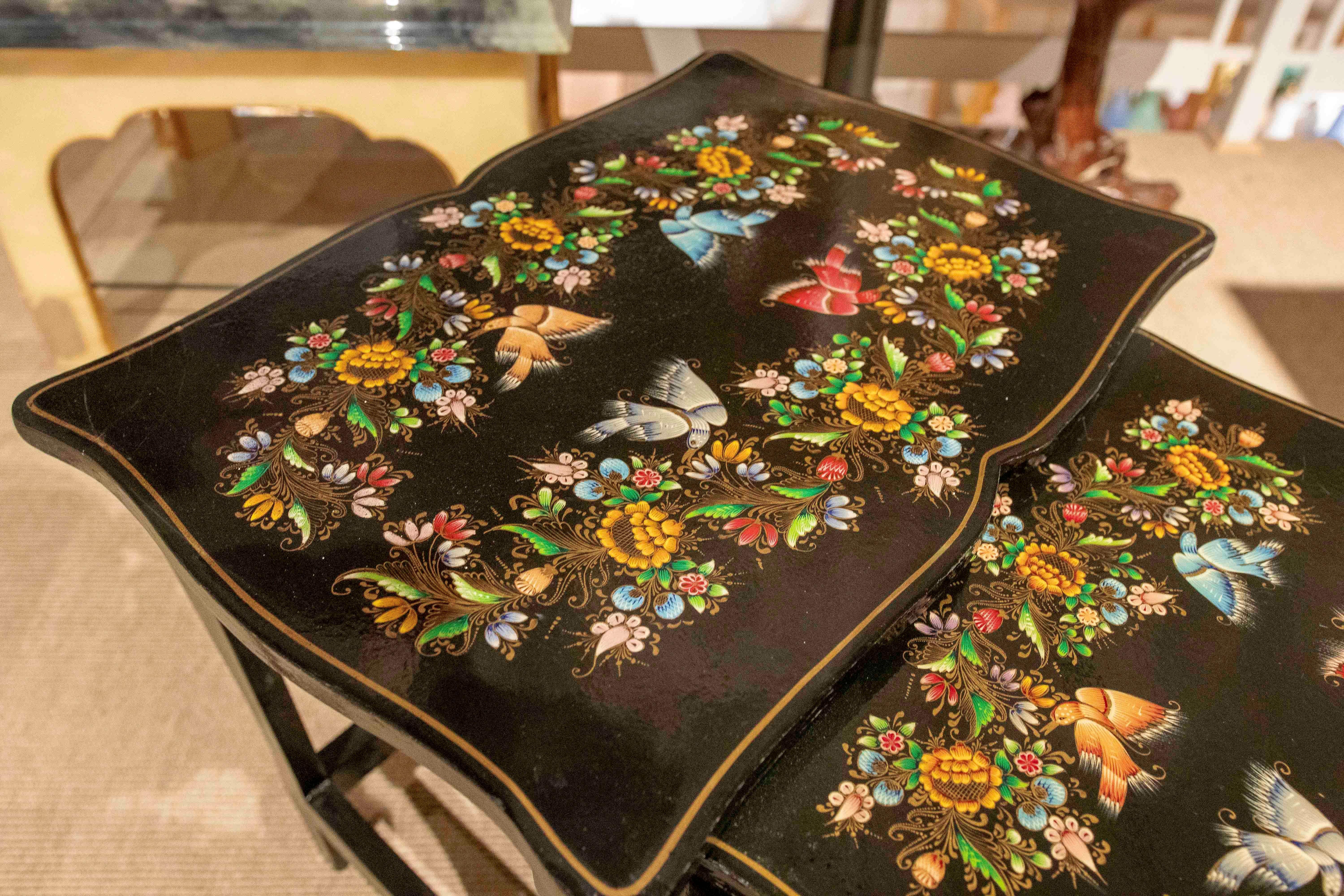 Dipinto a mano Set di tavolini nido dipinti a mano degli anni '70 con decorazioni floreali sui coperchi in vendita