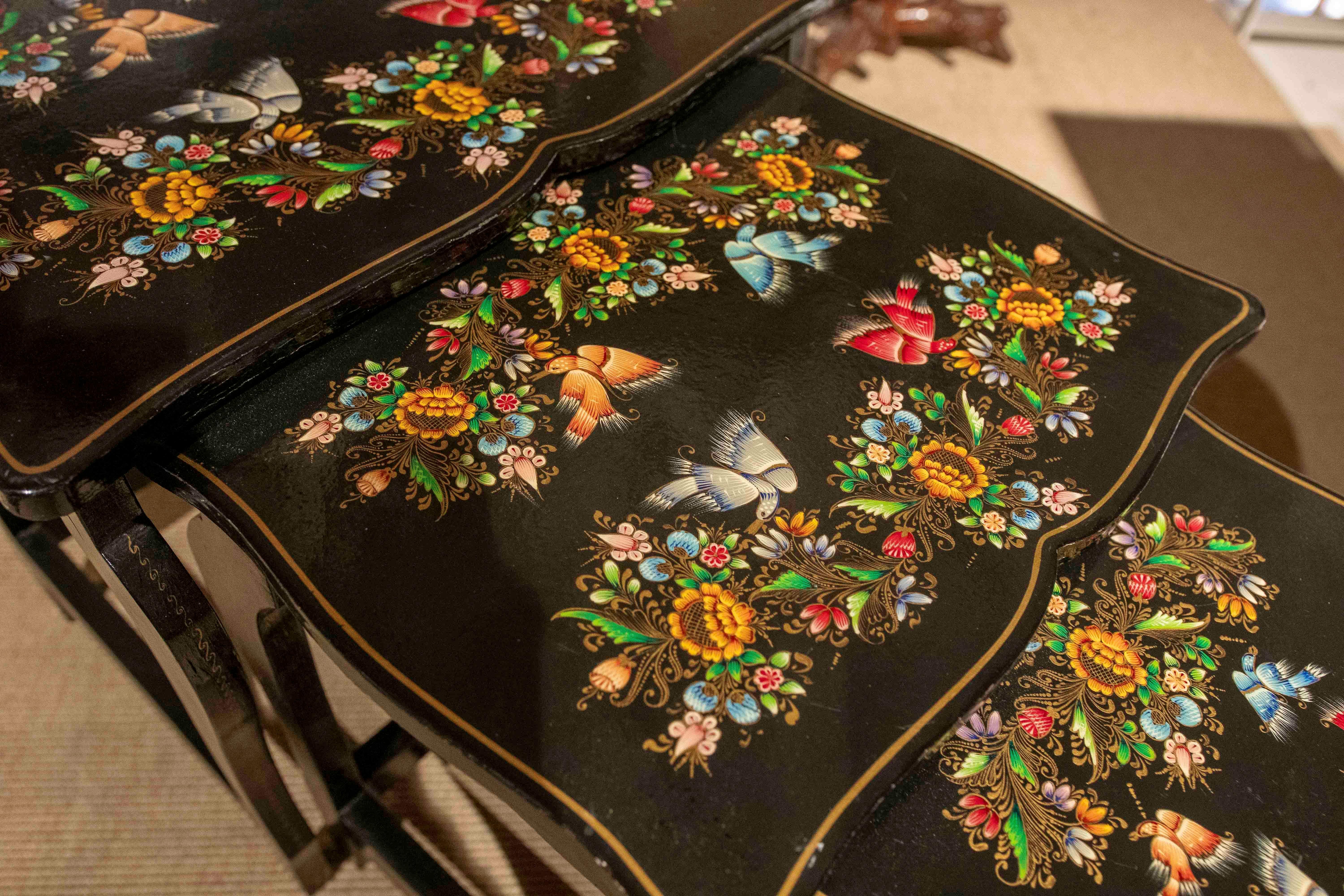 Set di tavolini nido dipinti a mano degli anni '70 con decorazioni floreali sui coperchi In condizioni buone in vendita a Marbella, ES