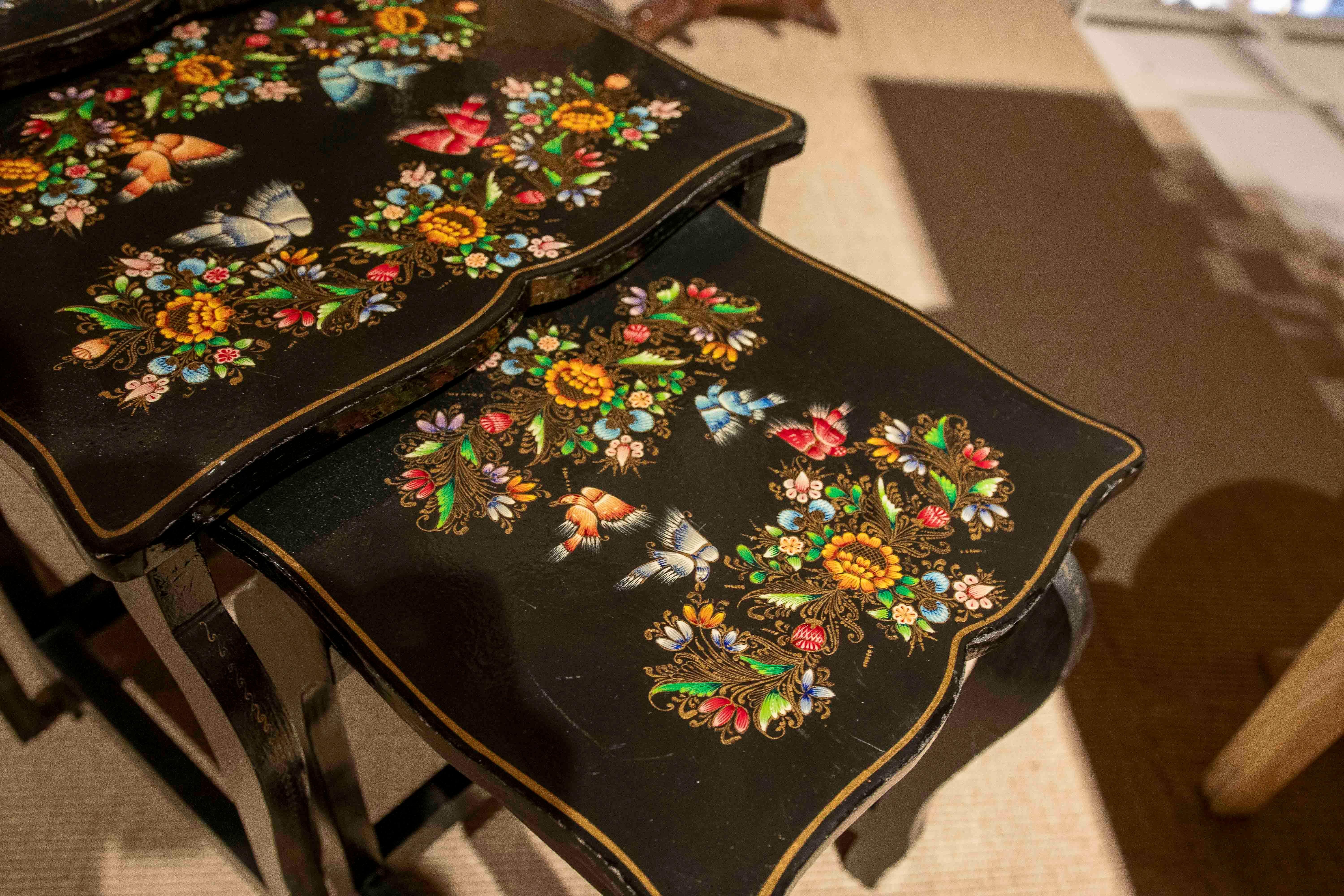XX secolo Set di tavolini nido dipinti a mano degli anni '70 con decorazioni floreali sui coperchi in vendita