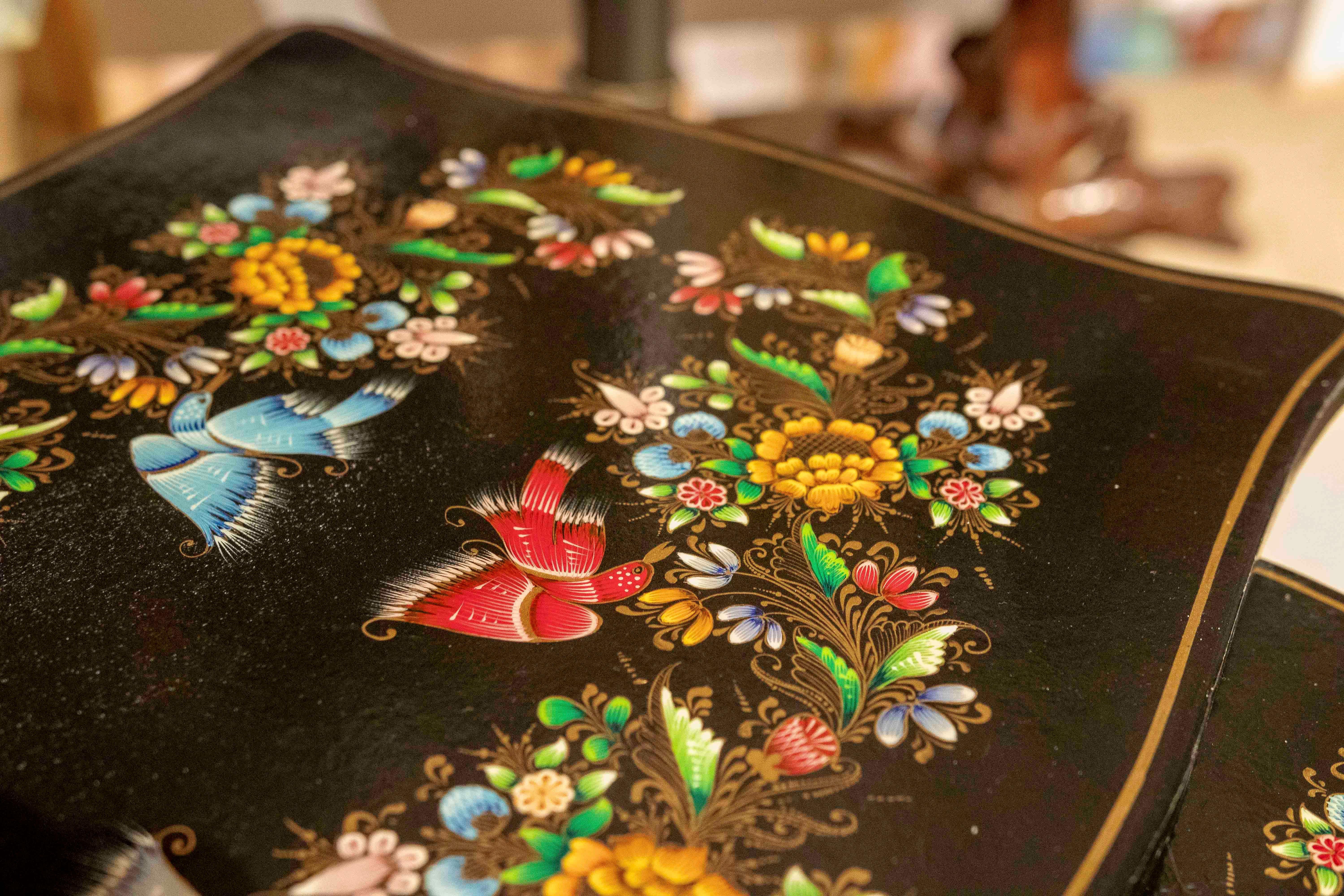 Legno Set di tavolini nido dipinti a mano degli anni '70 con decorazioni floreali sui coperchi in vendita