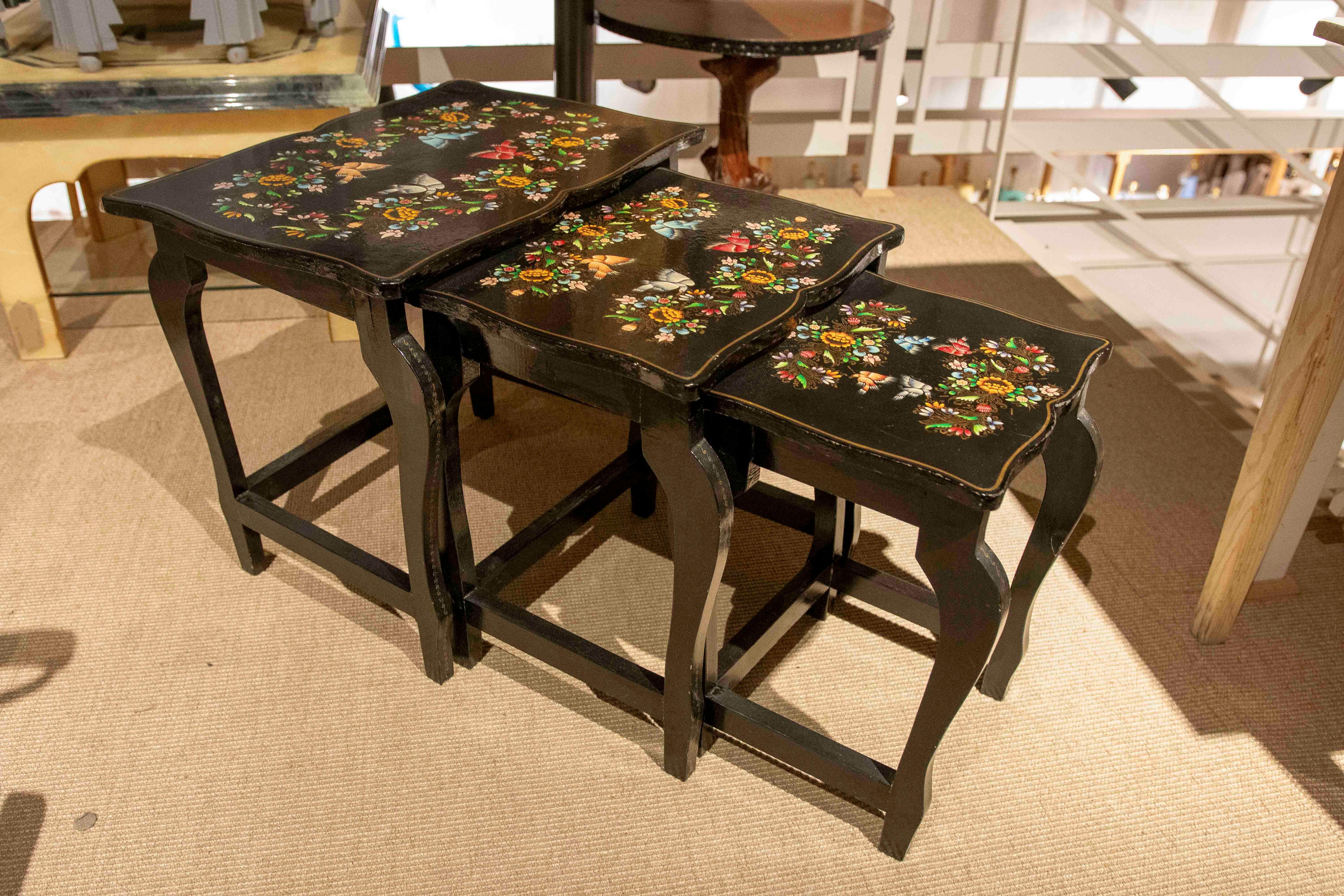 Set di tavolini nido dipinti a mano degli anni '70 con decorazioni floreali sui coperchi in vendita 2