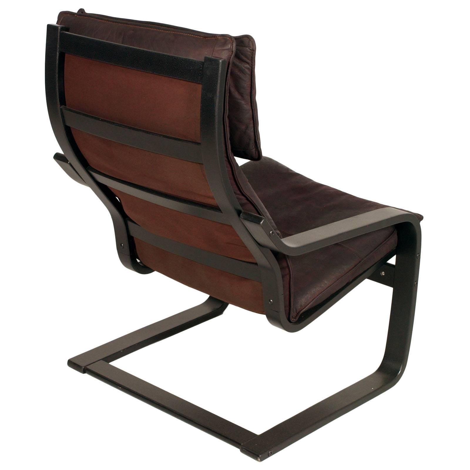 Scandinave moderne  Ensemble de chaises cantilever en cuir avec repose-pieds 