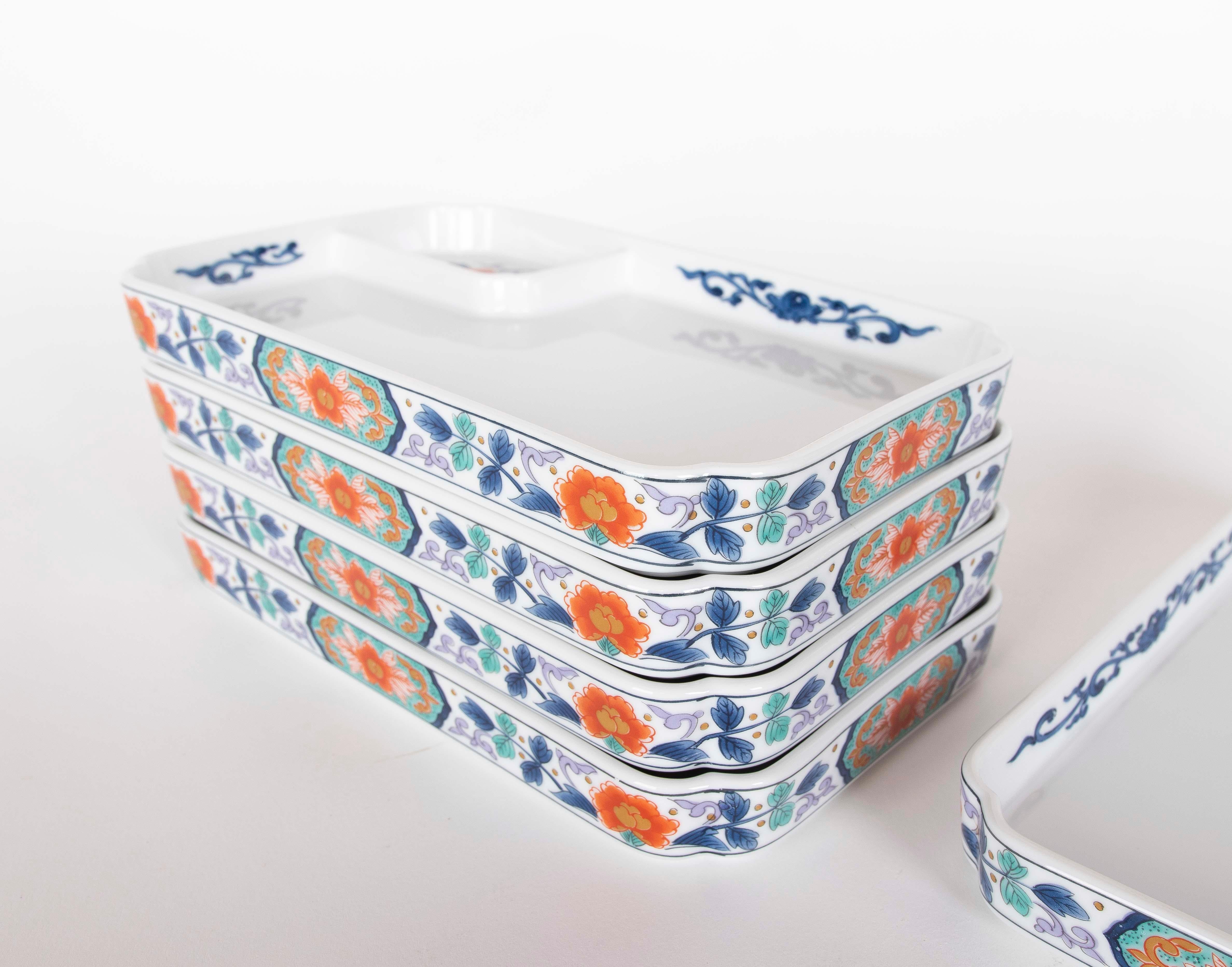 Asiatique Ensemble de plats rectangulaires en porcelaine à motifs floraux des années 1970 en vente