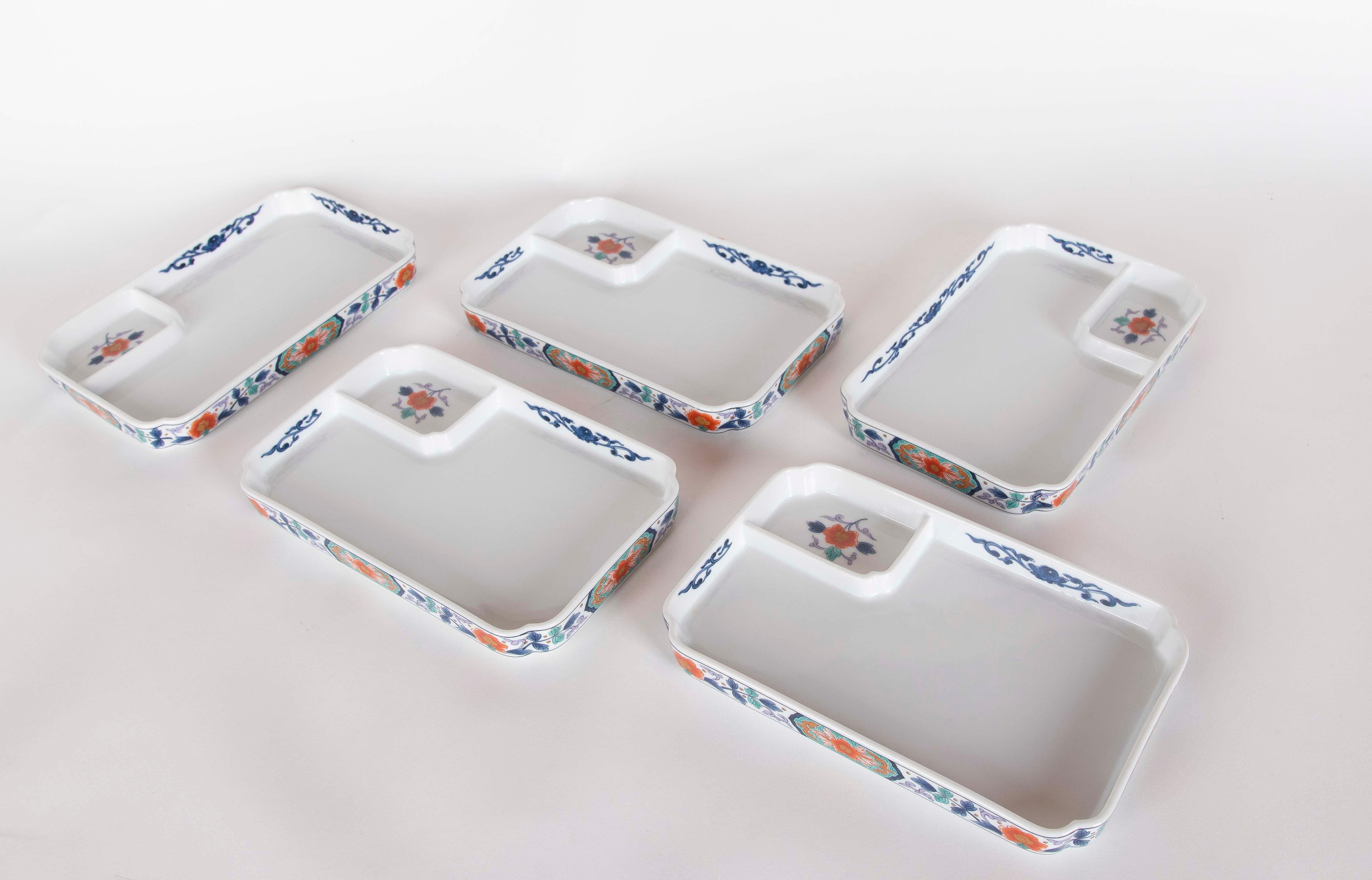 Ensemble de plats rectangulaires en porcelaine à motifs floraux des années 1970 Bon état - En vente à Marbella, ES
