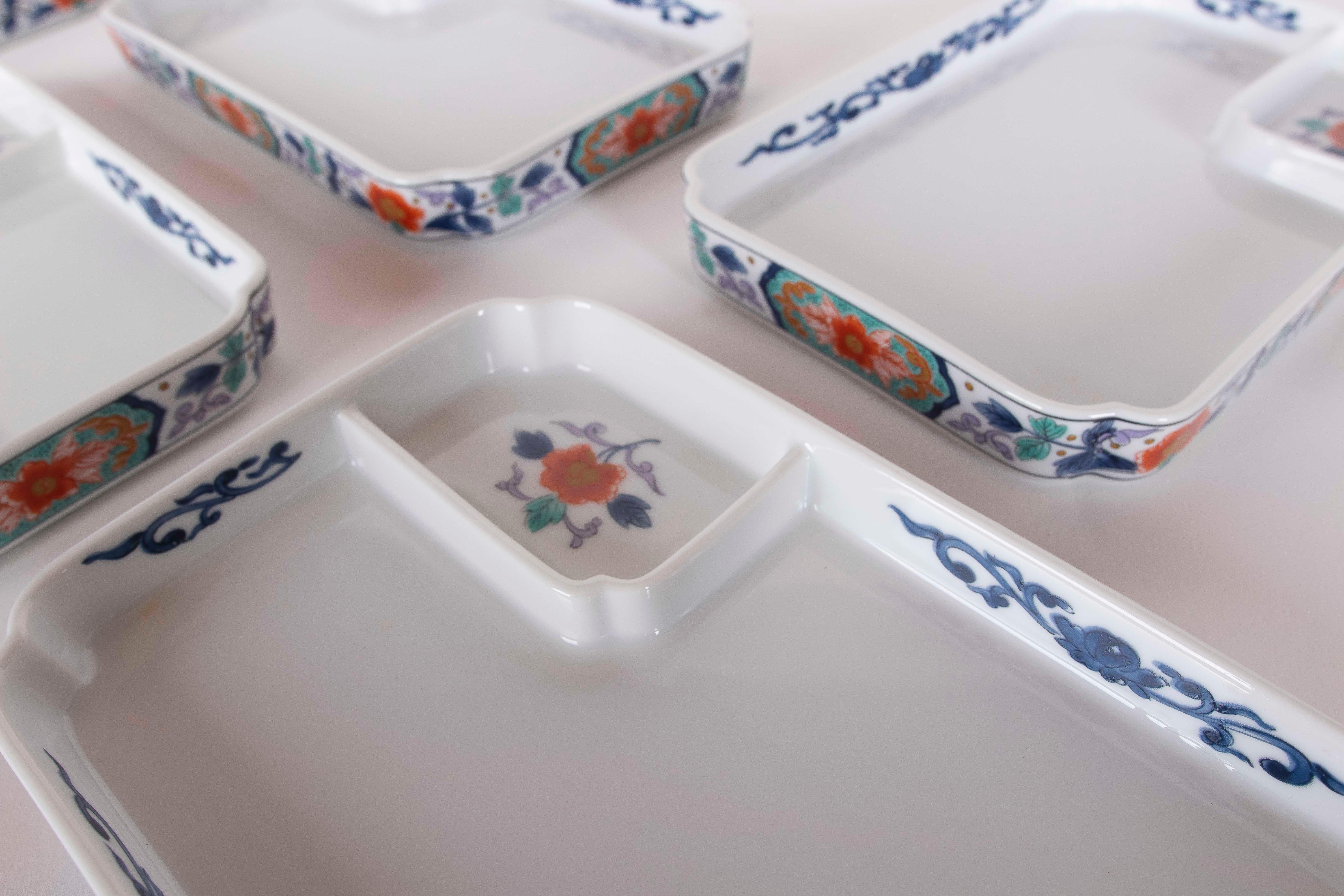 20ième siècle Ensemble de plats rectangulaires en porcelaine à motifs floraux des années 1970 en vente