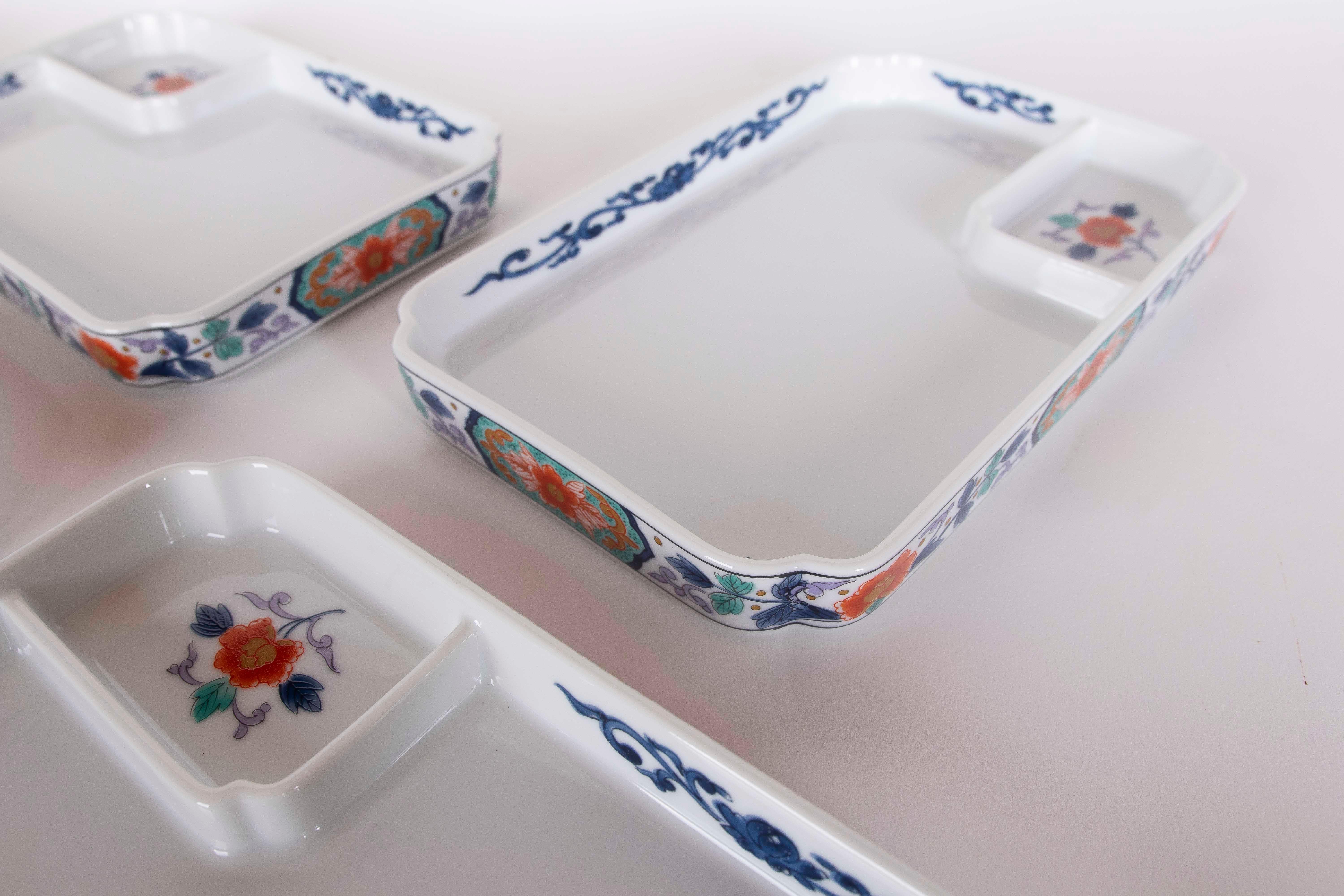 Céramique Ensemble de plats rectangulaires en porcelaine à motifs floraux des années 1970 en vente