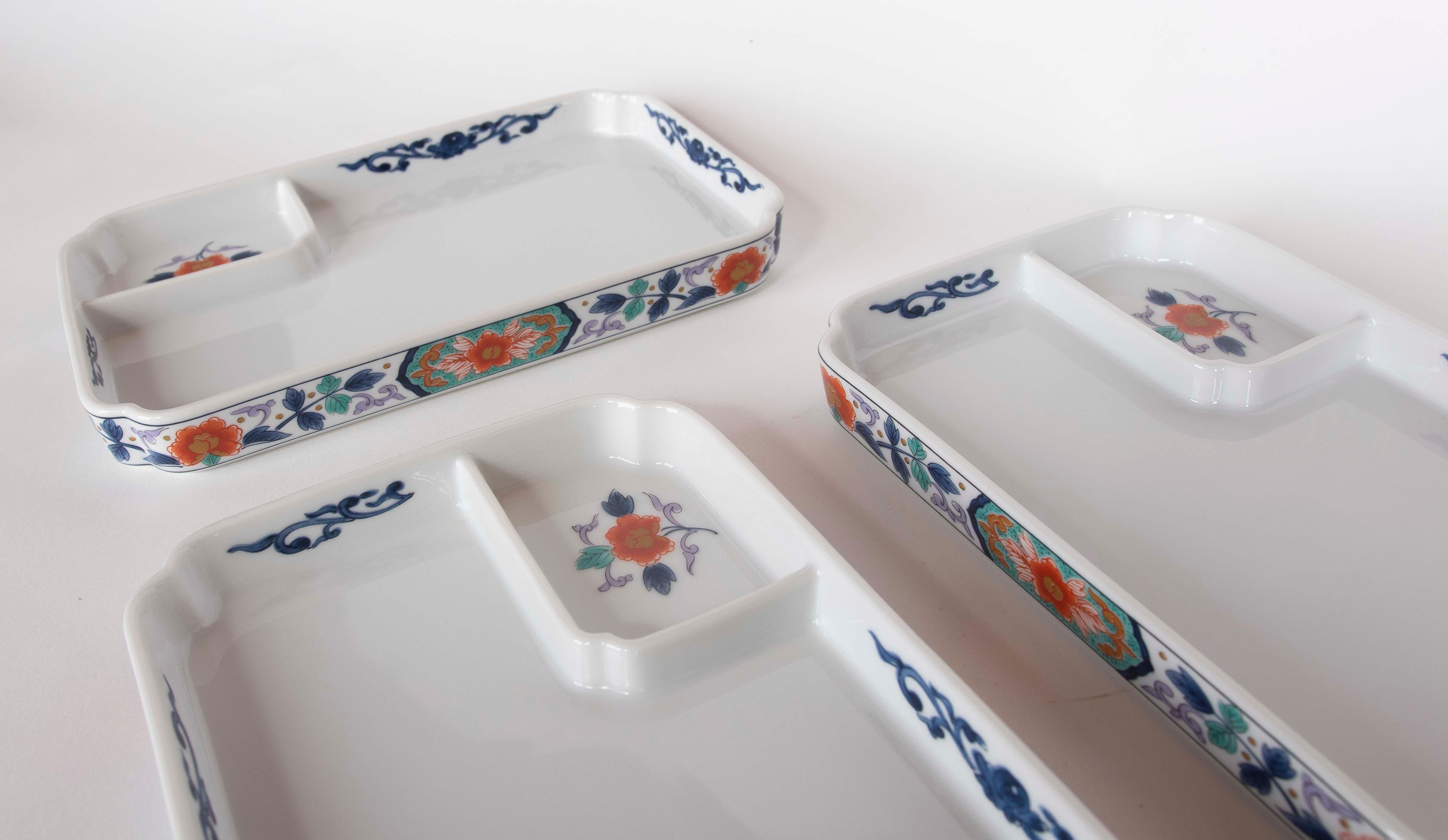 Ensemble de plats rectangulaires en porcelaine à motifs floraux des années 1970 en vente 1