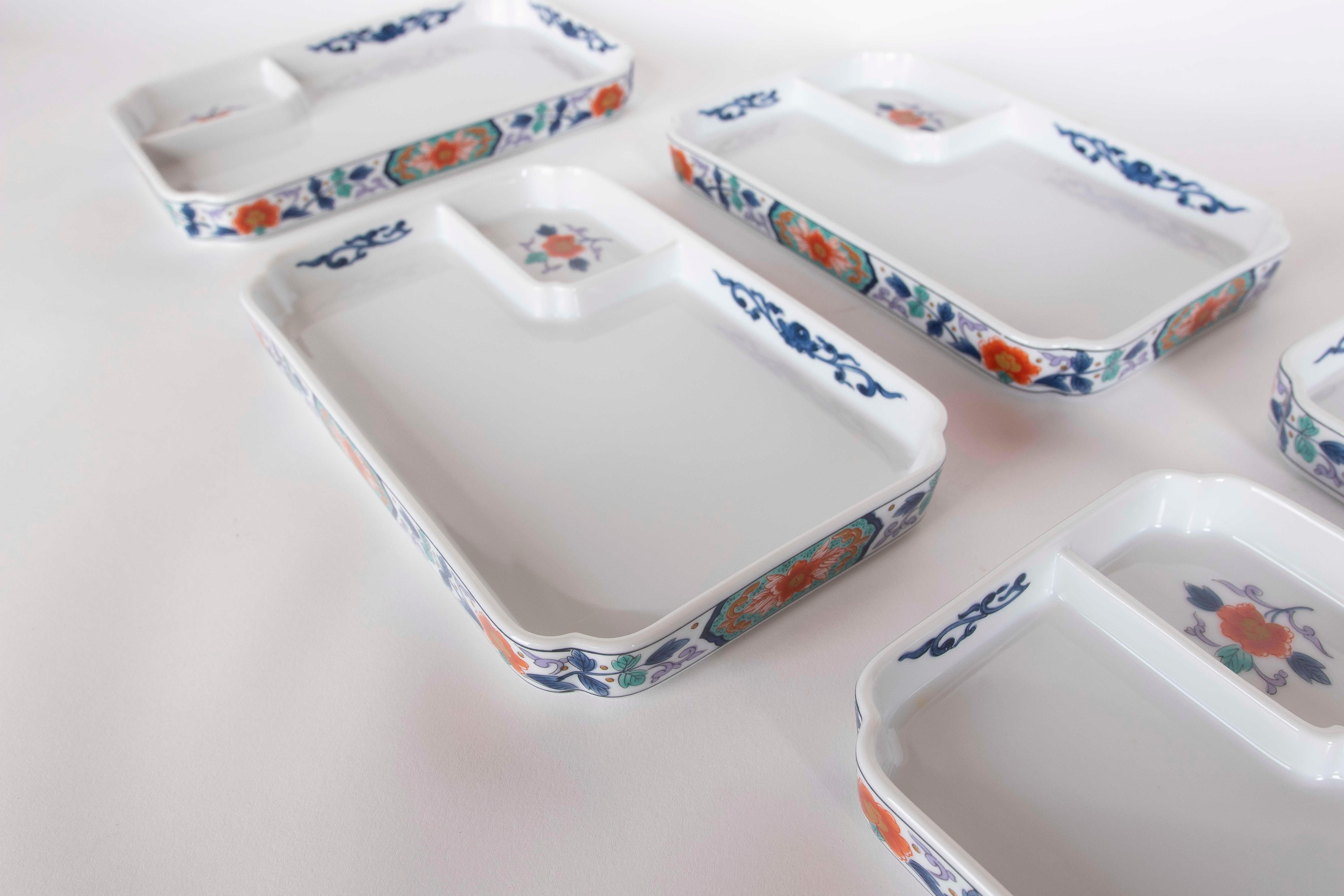 Ensemble de plats rectangulaires en porcelaine à motifs floraux des années 1970 en vente 2