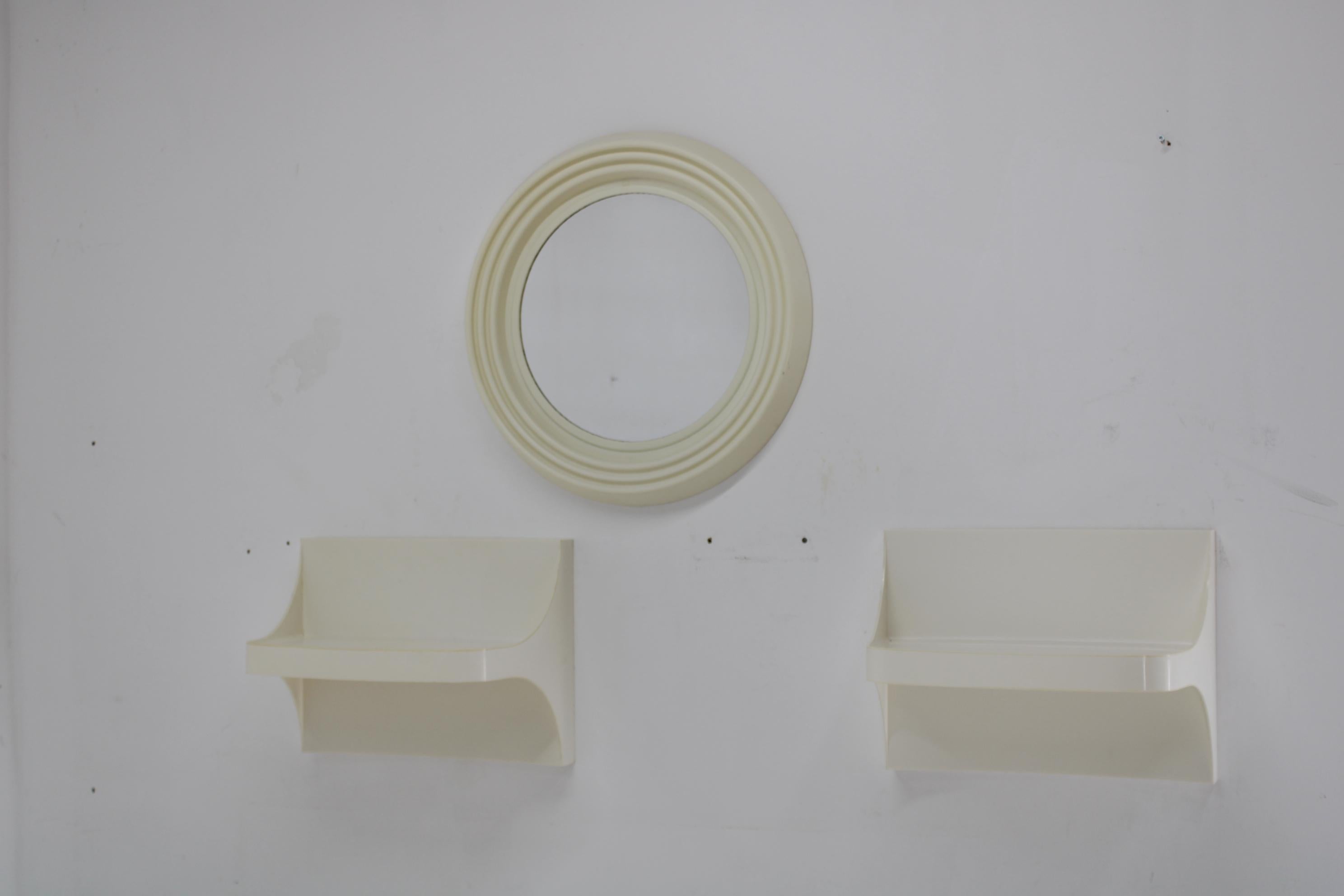 - made of palstic 
- good original condition with minor signs of use 
- re-polished 
- 2KS 30x40x24;50x50x5