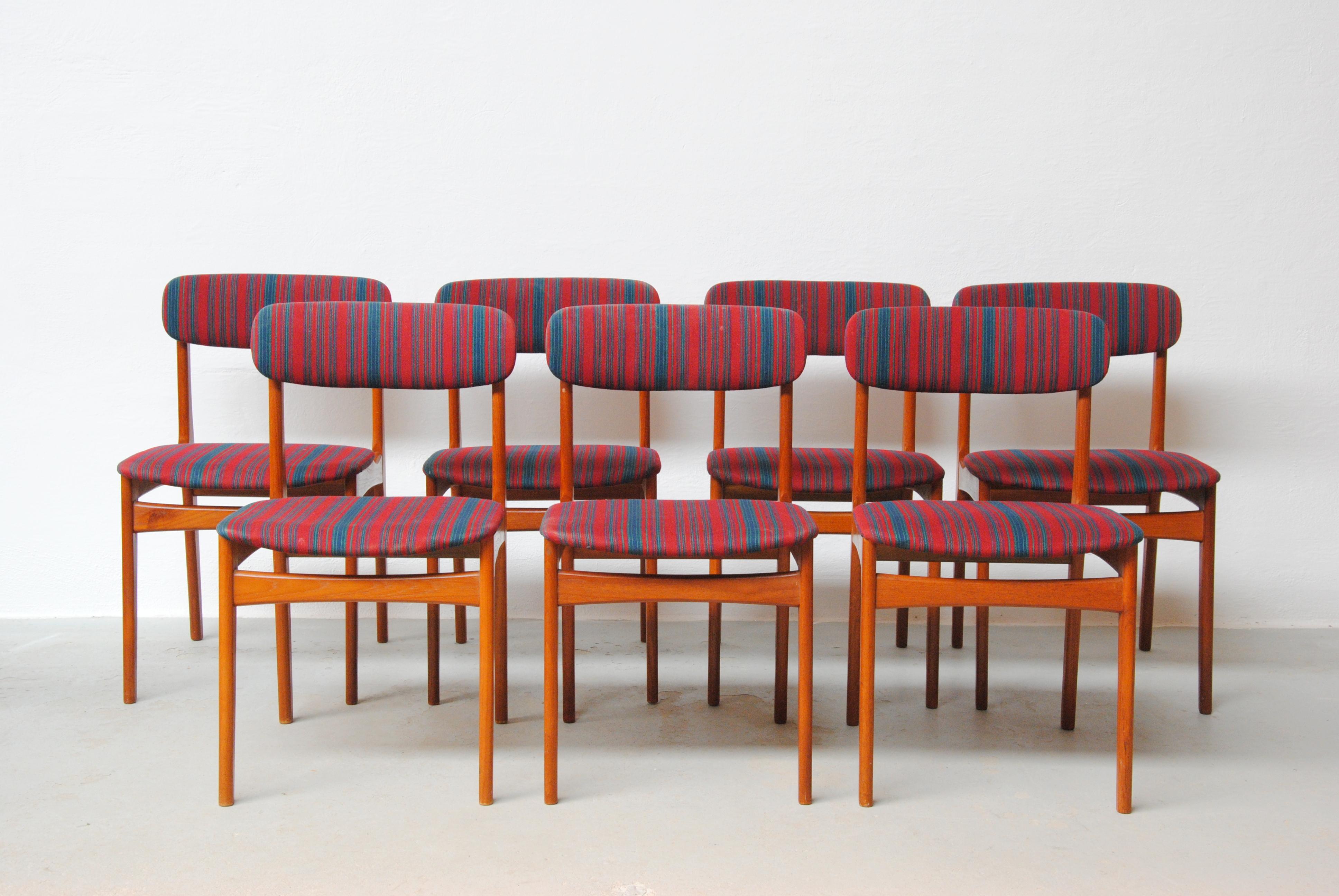 1970's Set of seven restored Danish teak dining chairs by Tarm Stolefabrik.

The set of 7 dining chairs feature a slim minimalistic scandinavian design with small but elegant curves that give the chairs personality on top of good craftmanship in