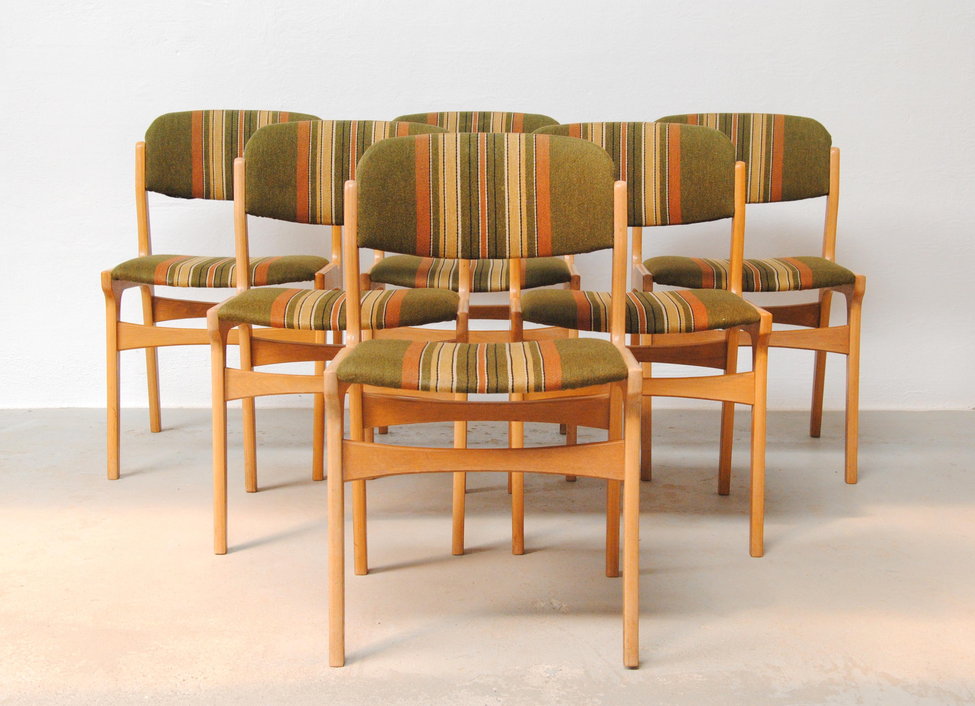 1970's Set von sechs dänischen Eiche furniert Esszimmerstühle

Die Stühle mit ihrer farbenfrohen Polsterung aus den 1970er Jahren sind in einem guten Vintage-Zustand und wurden von unseren Schreinern überprüft und aufgearbeitet, um sicherzustellen,