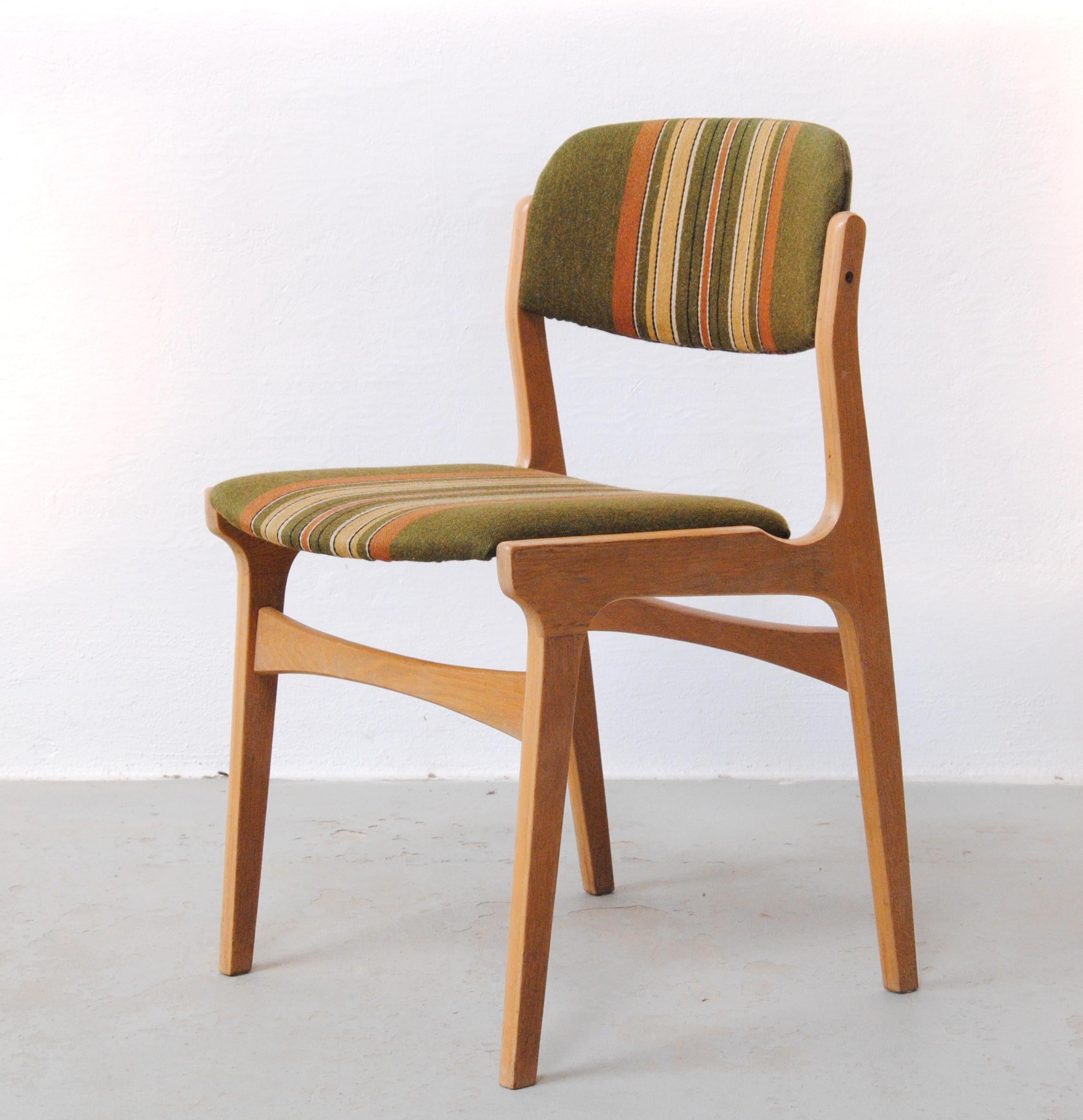 1970's Set Of Six Refinished Danish Oak Veneered Dining Chairs In Good Condition For Sale In Knebel, DK