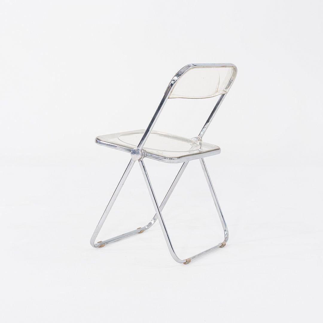Il s'agit d'un ensemble de six chaises pliantes Plia, conçues à l'origine par Giancarlo Piretti en 1967. Les exemples ont été fabriqués par Anonima Castelli, distribués aux États-Unis par Krueger, et datent des années 1970. Les chaises sont