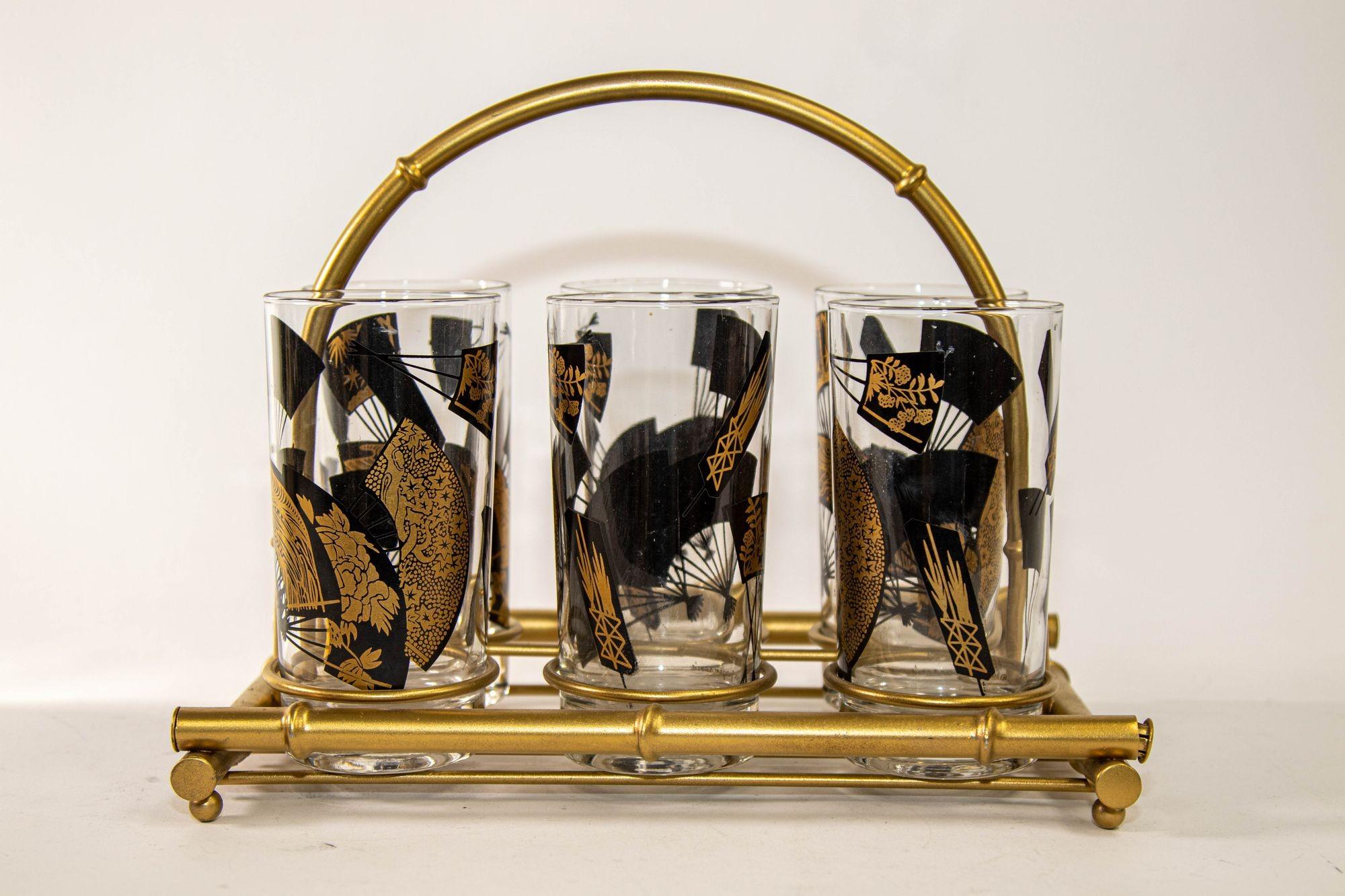1970 Set of Six Highball Glasses Black and Gold by Jules Jurgensen's in Cart.
Elegant ensemble vintage de six verres highball dorés conçus par Gurgensen's vers 1976 avec chariot d'or dans un design de faux bambou.
Collectional rare Mid Century