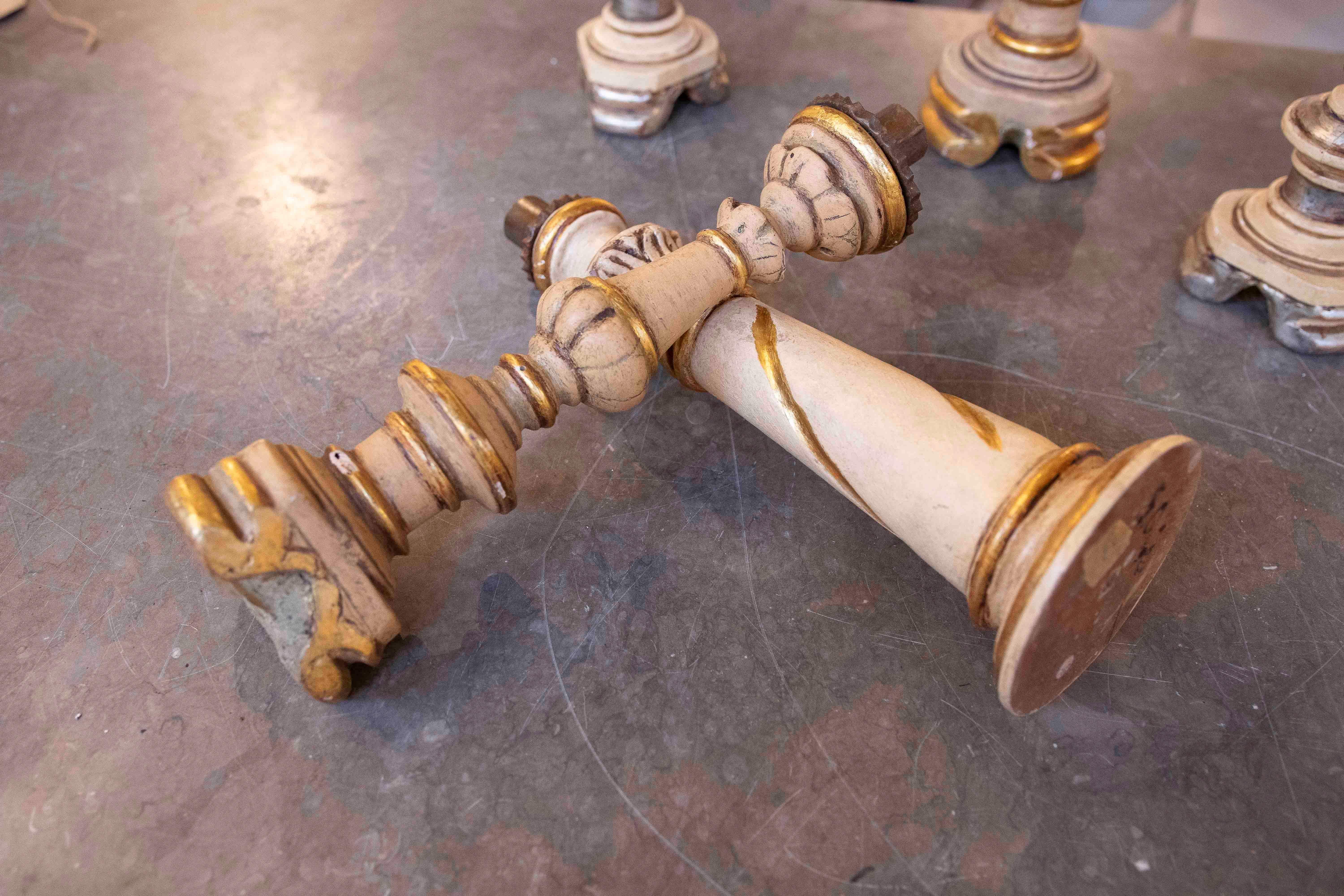Set di sei candelieri in legno policromi degli anni '70 in vendita 6