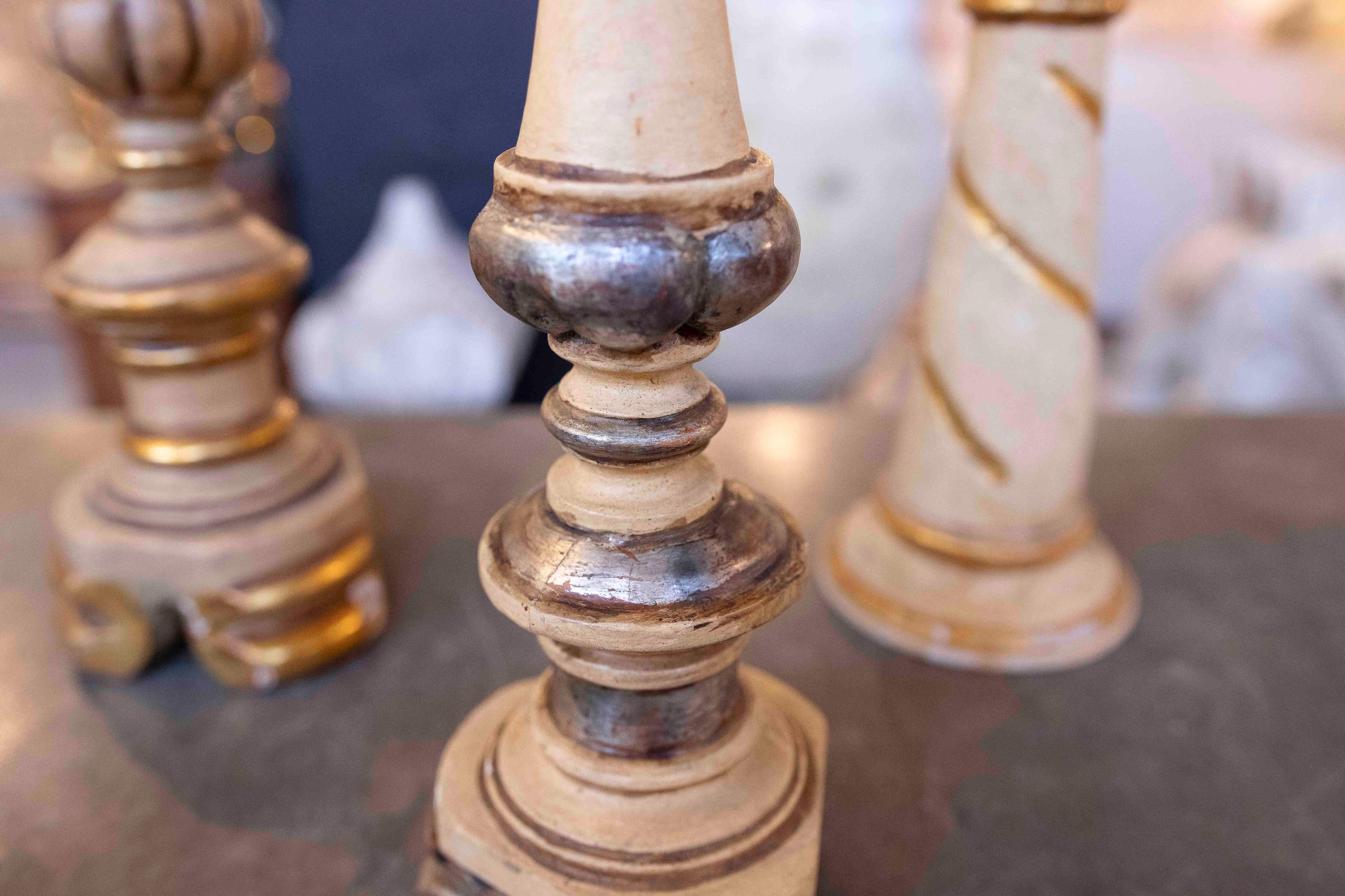 Set di sei candelieri in legno policromi degli anni '70 in vendita 7