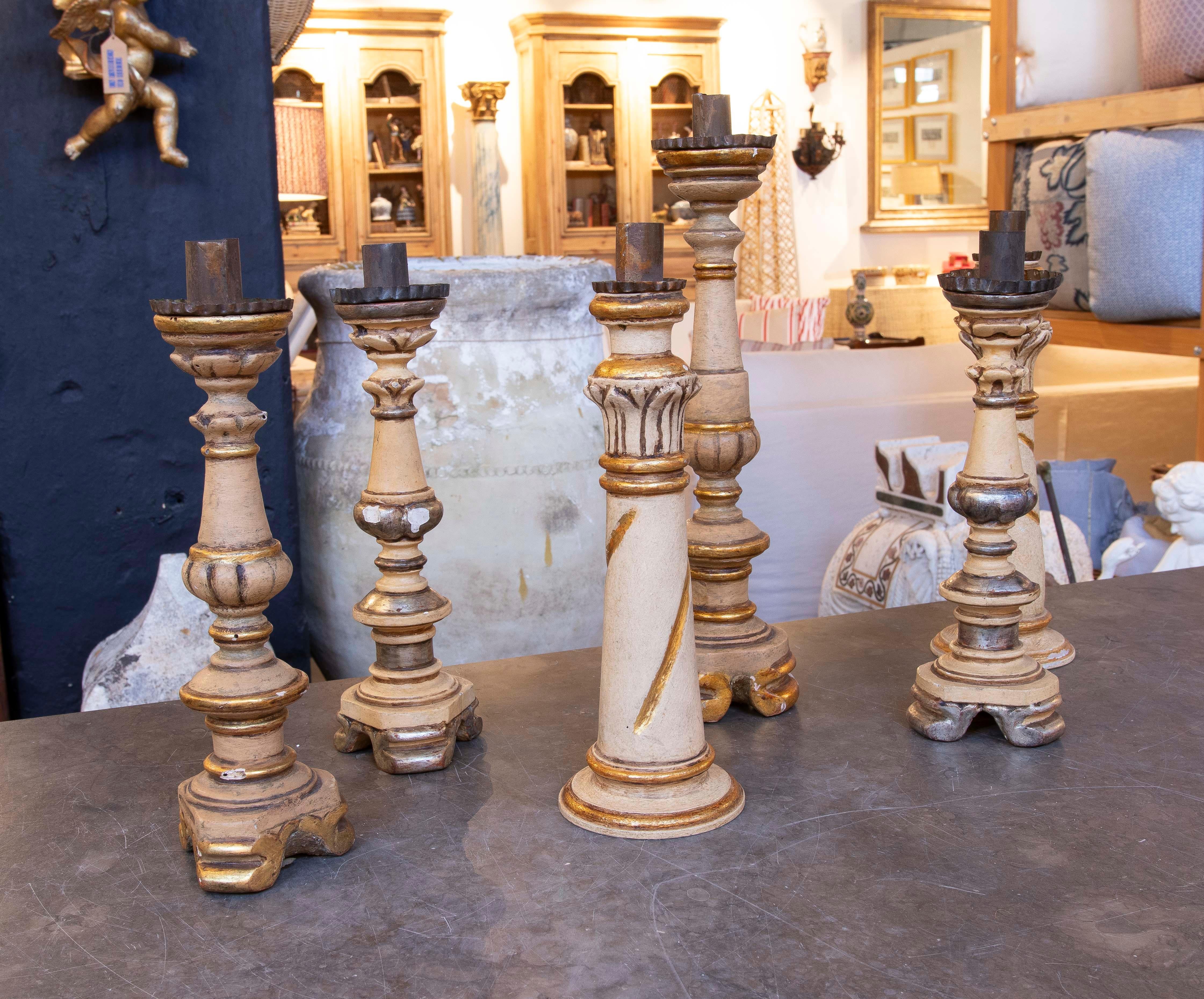 Spagnolo Set di sei candelieri in legno policromi degli anni '70 in vendita