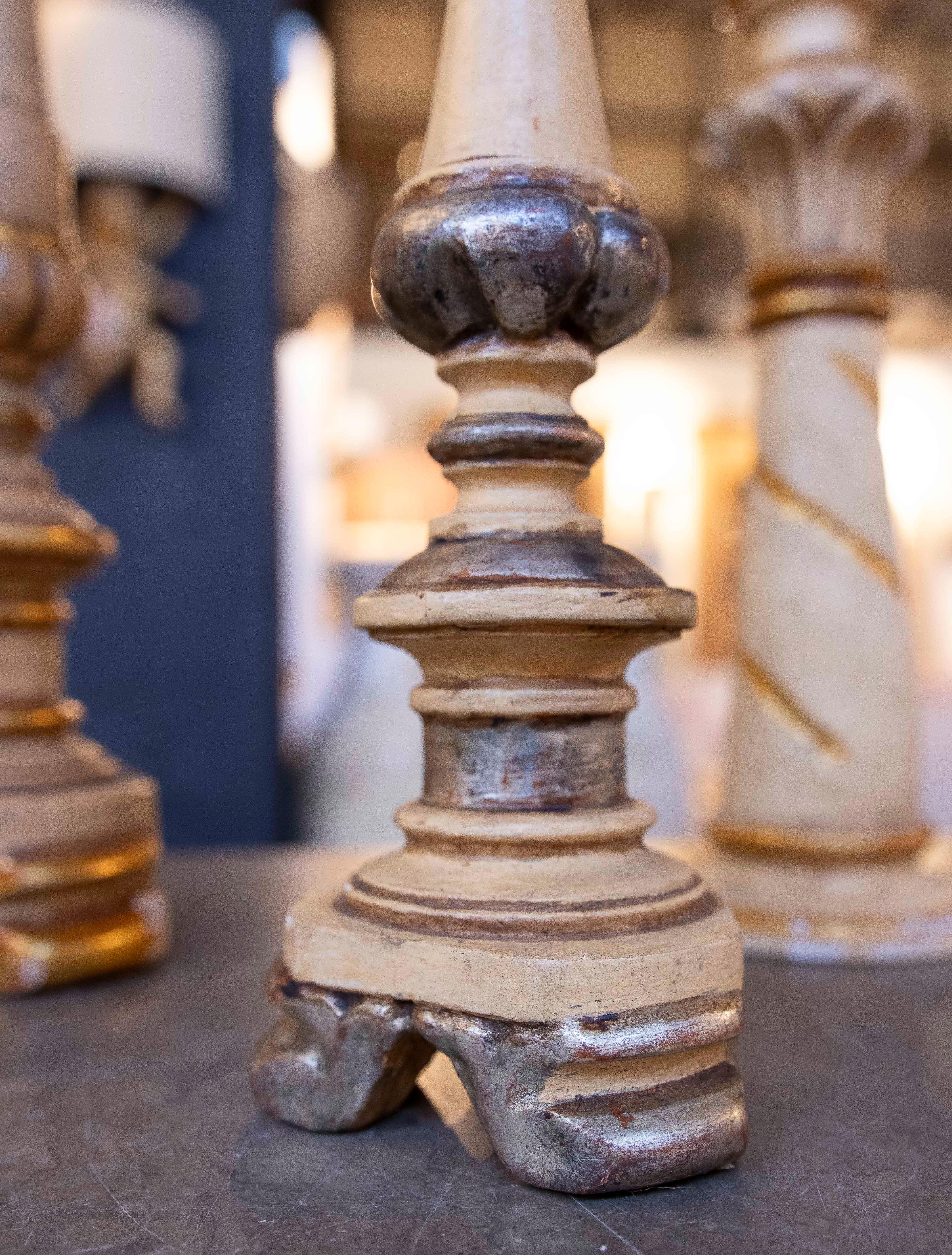 Ferro Set di sei candelieri in legno policromi degli anni '70 in vendita