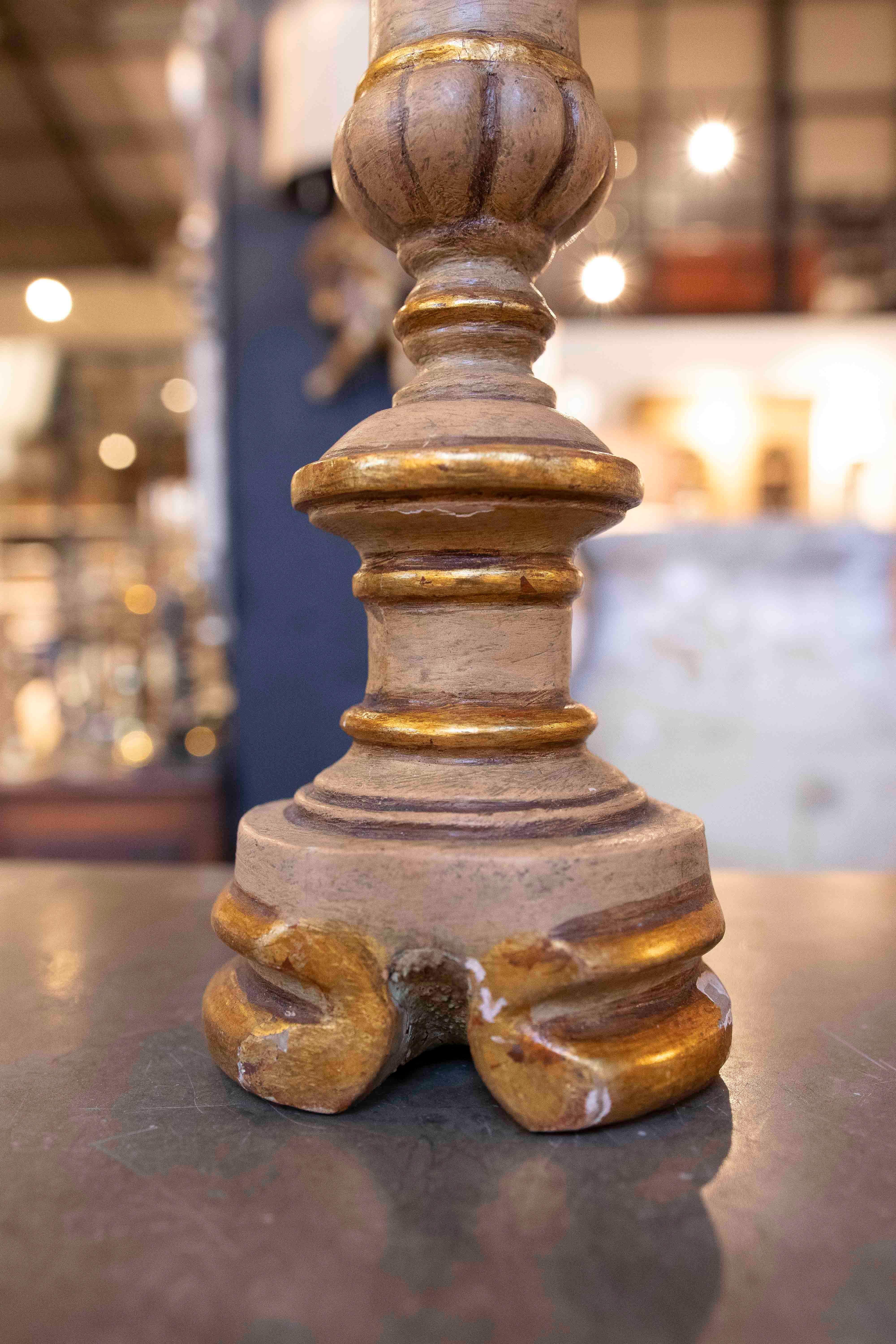 Set di sei candelieri in legno policromi degli anni '70 in vendita 1