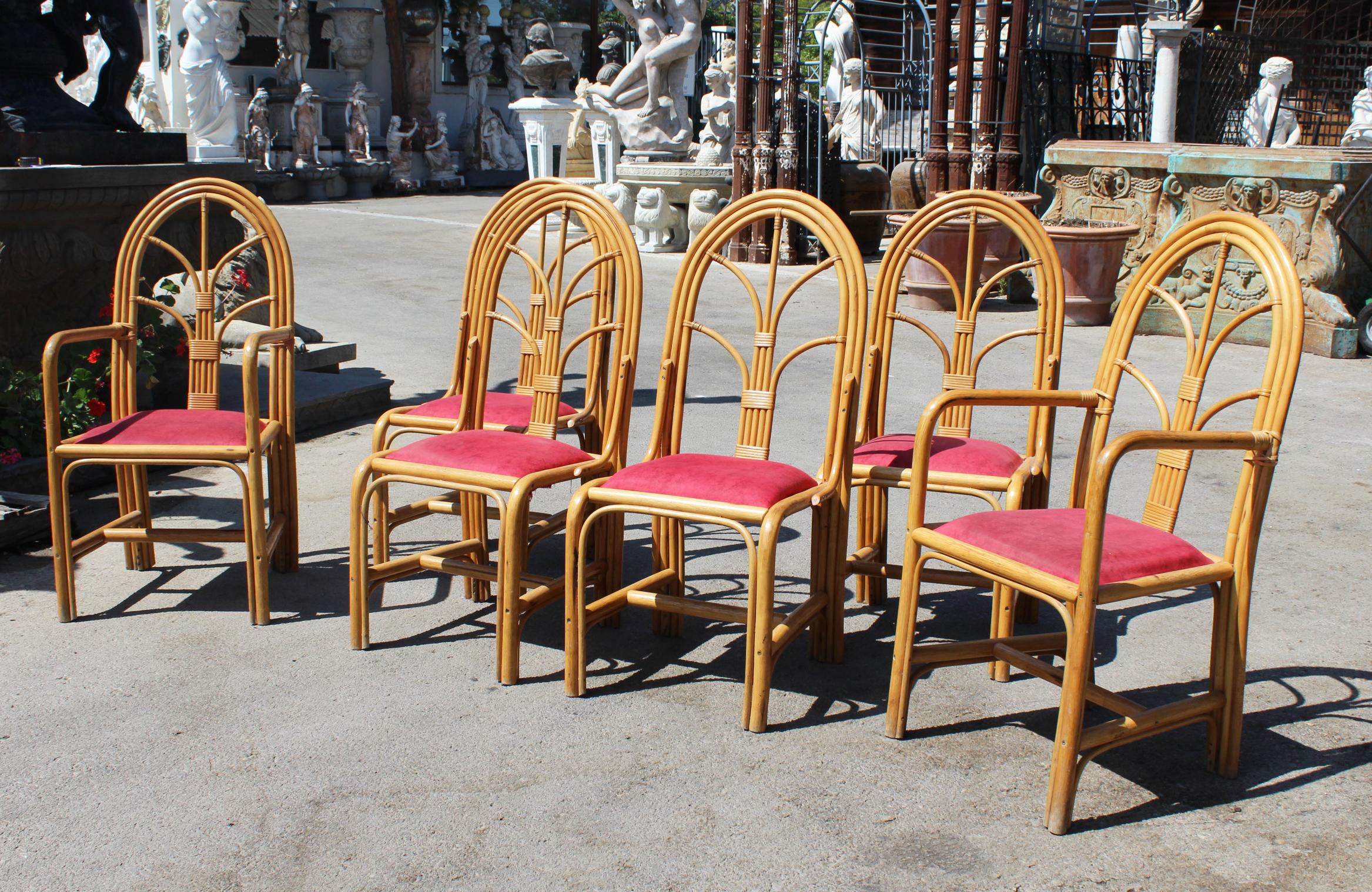 ensemble de six chaises à manger espagnoles en bambou des années 1970. Quatre chaises et deux fauteuils.
 