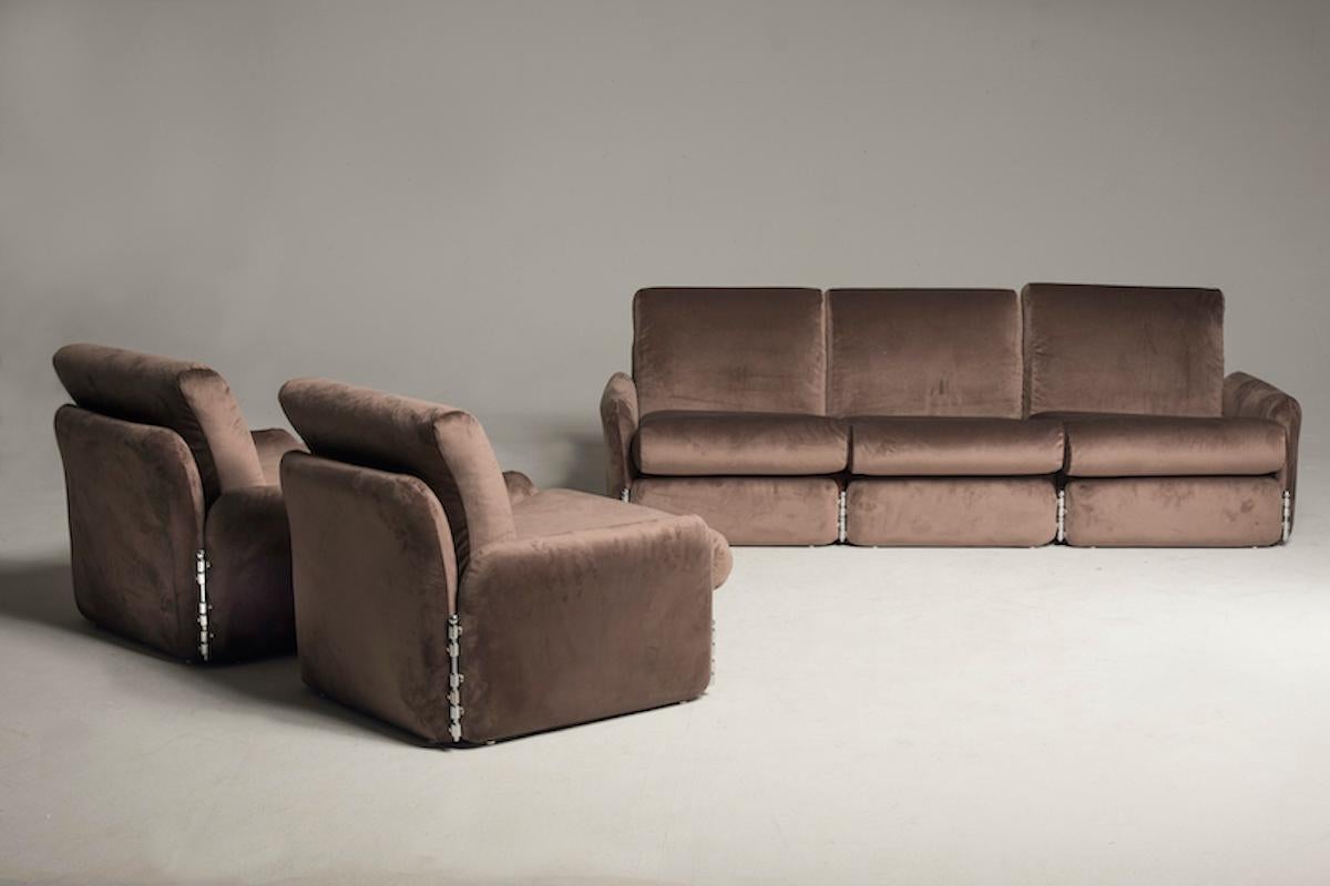 Ensemble de canapé et deux fauteuils des années 1970 avec détails en velours chromé marron en vente 6