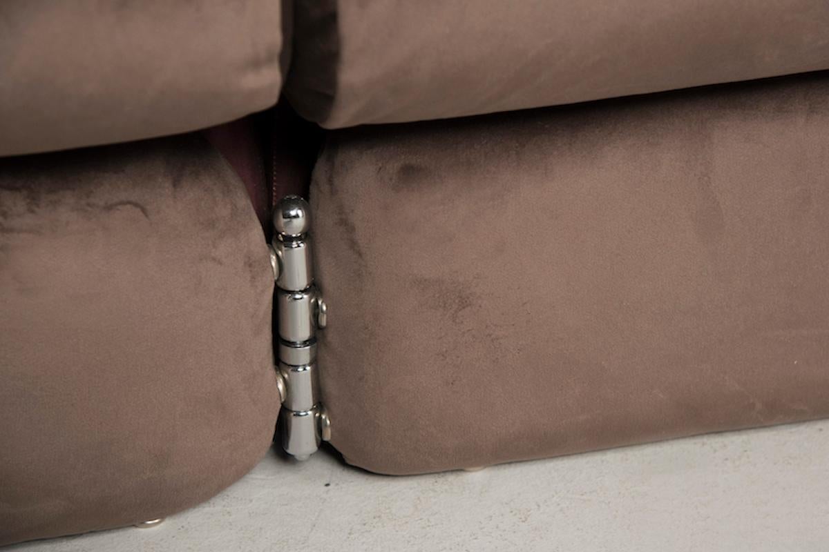 Ensemble de canapé et deux fauteuils des années 1970 avec détails en velours chromé marron en vente 8
