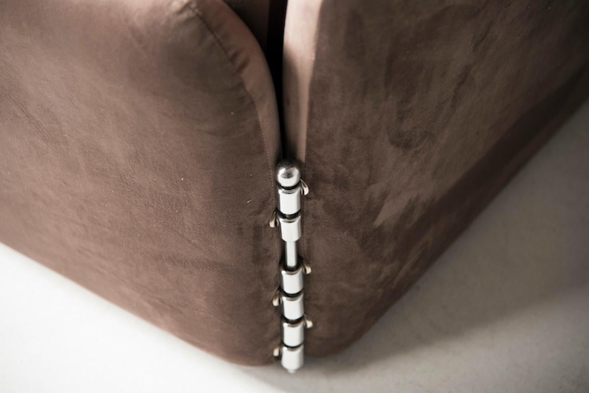 Ensemble de canapé et deux fauteuils des années 1970 avec détails en velours chromé marron en vente 9
