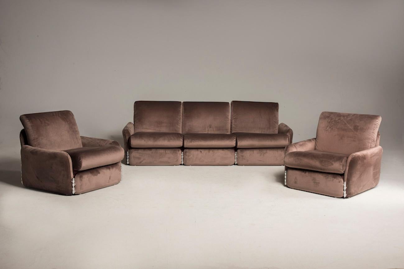 Salon composé d'un canapé et de deux fauteuils des années 70 en velours brun avec des détails en acier chromé.
Les dimensions du canapé sont L 200, D 80, H 70cm.
Fauteuils dimension L 75, D 80, H 70cm

Le prix INCLUT le coût de l'emballage et des