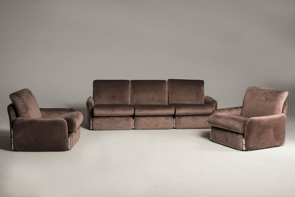 20ième siècle Ensemble de canapé et deux fauteuils des années 1970 avec détails en velours chromé marron en vente