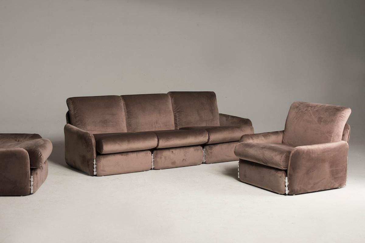 Acier Ensemble de canapé et deux fauteuils des années 1970 avec détails en velours chromé marron en vente
