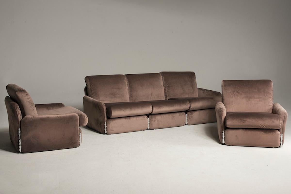 Ensemble de canapé et deux fauteuils des années 1970 avec détails en velours chromé marron en vente 1