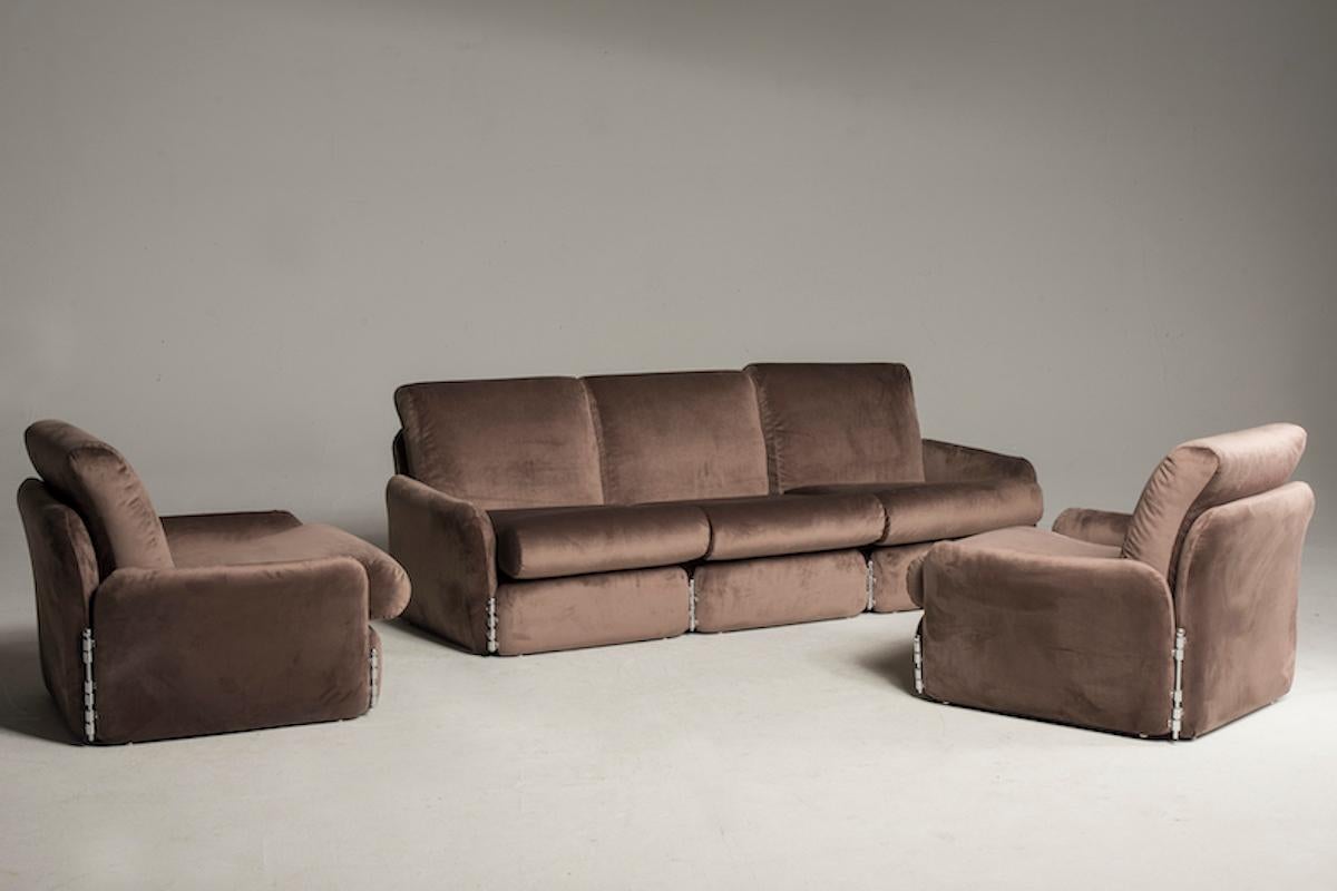 Ensemble de canapé et deux fauteuils des années 1970 avec détails en velours chromé marron en vente 2