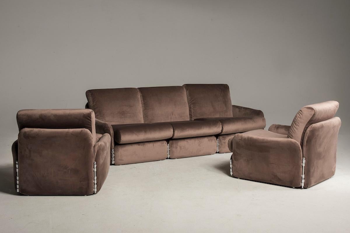 Ensemble de canapé et deux fauteuils des années 1970 avec détails en velours chromé marron en vente 3