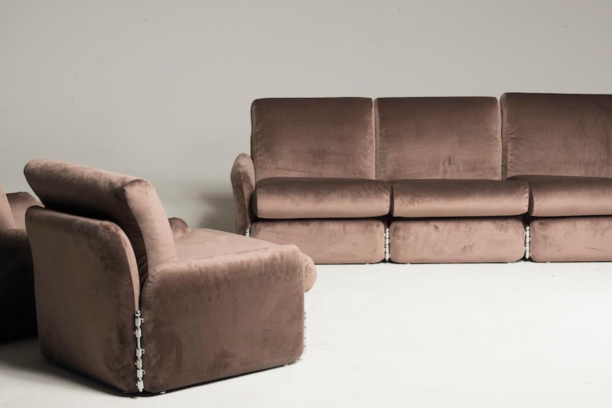 Ensemble de canapé et deux fauteuils des années 1970 avec détails en velours chromé marron en vente 4