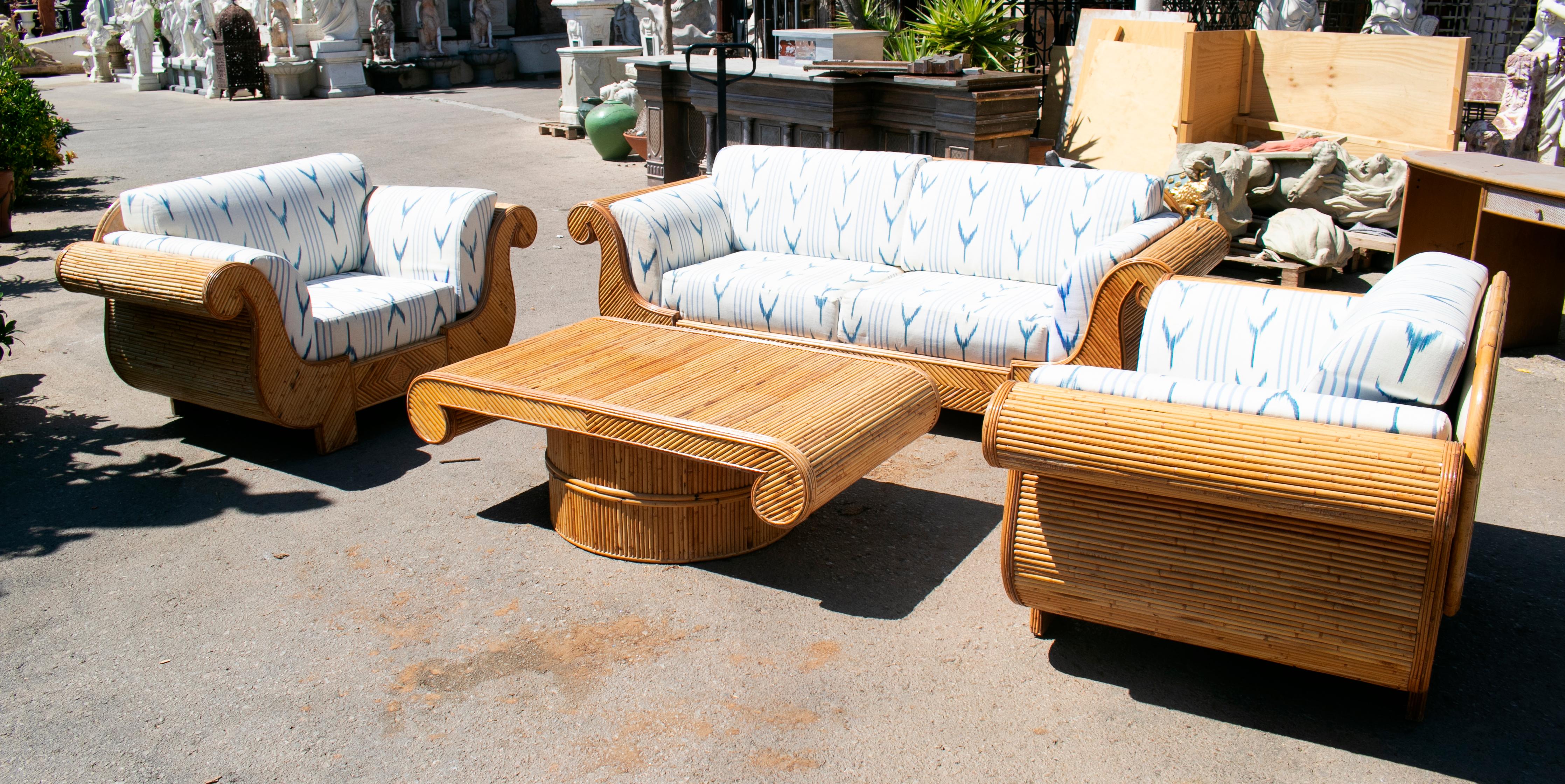 1970s set of Spanish bamboo garden furniture with a large 2-seat sofa, two sofa chairs, and a matching coffee table.

Armchairs measurements: 84 x 147 x 90cm
Table measurements: 44 x 127 x 81cm
Sofa measurements: 84 x 230 x 90cm.