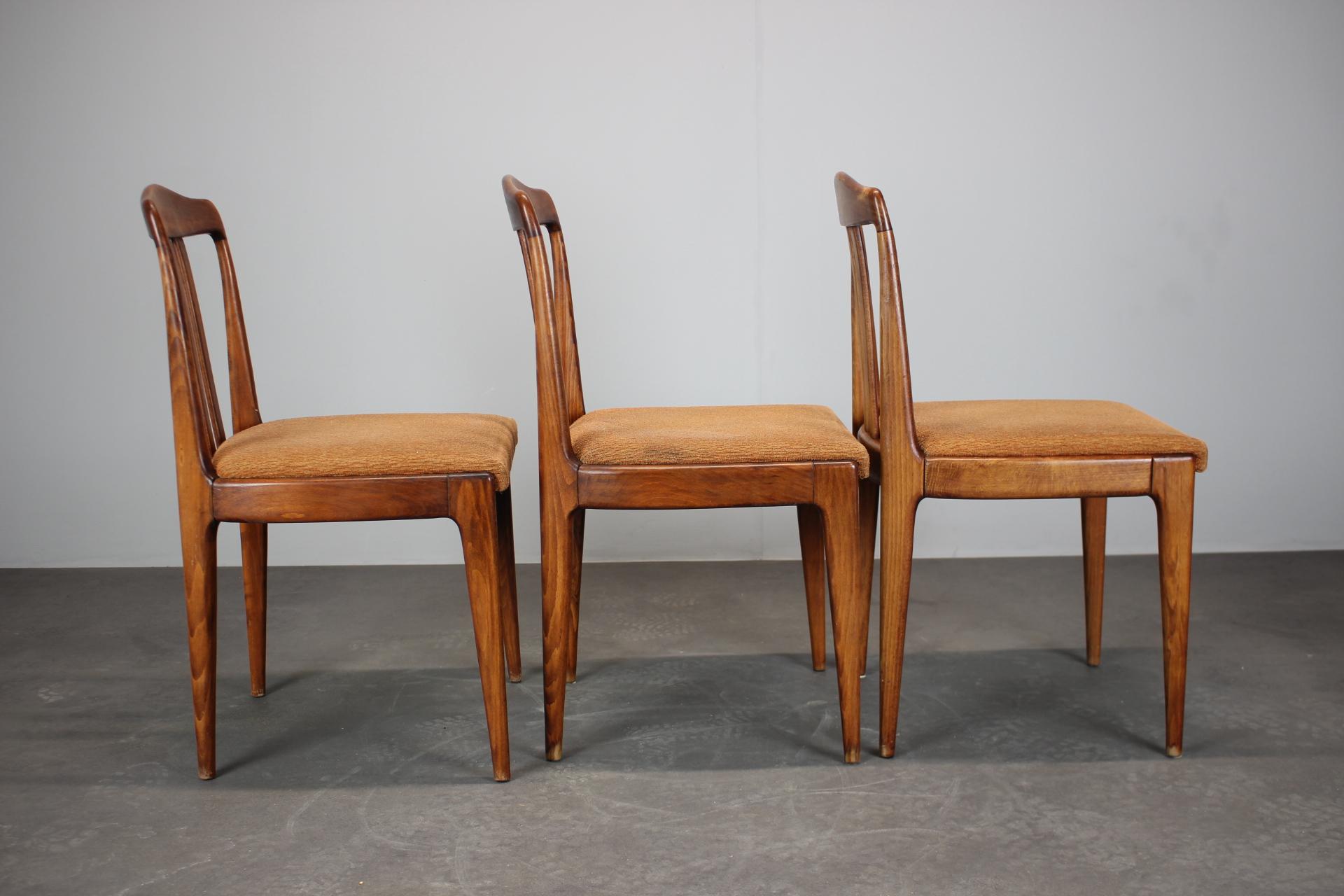 - Guter Originalzustand. - Hergestellt in der Tschechoslowakei. - Das Holz wurde gereinigt und anschließend mit einem revitalisierenden Öl behandelt. - Zeigt Gebrauchsspuren (Kratzer, Schrammen, etc.etc.). - Stabil und strapazierfähig.  Geeignet für