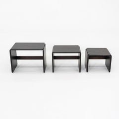 1970er Satz von drei italienischen modernen Ebonized Wood Nesting Tables