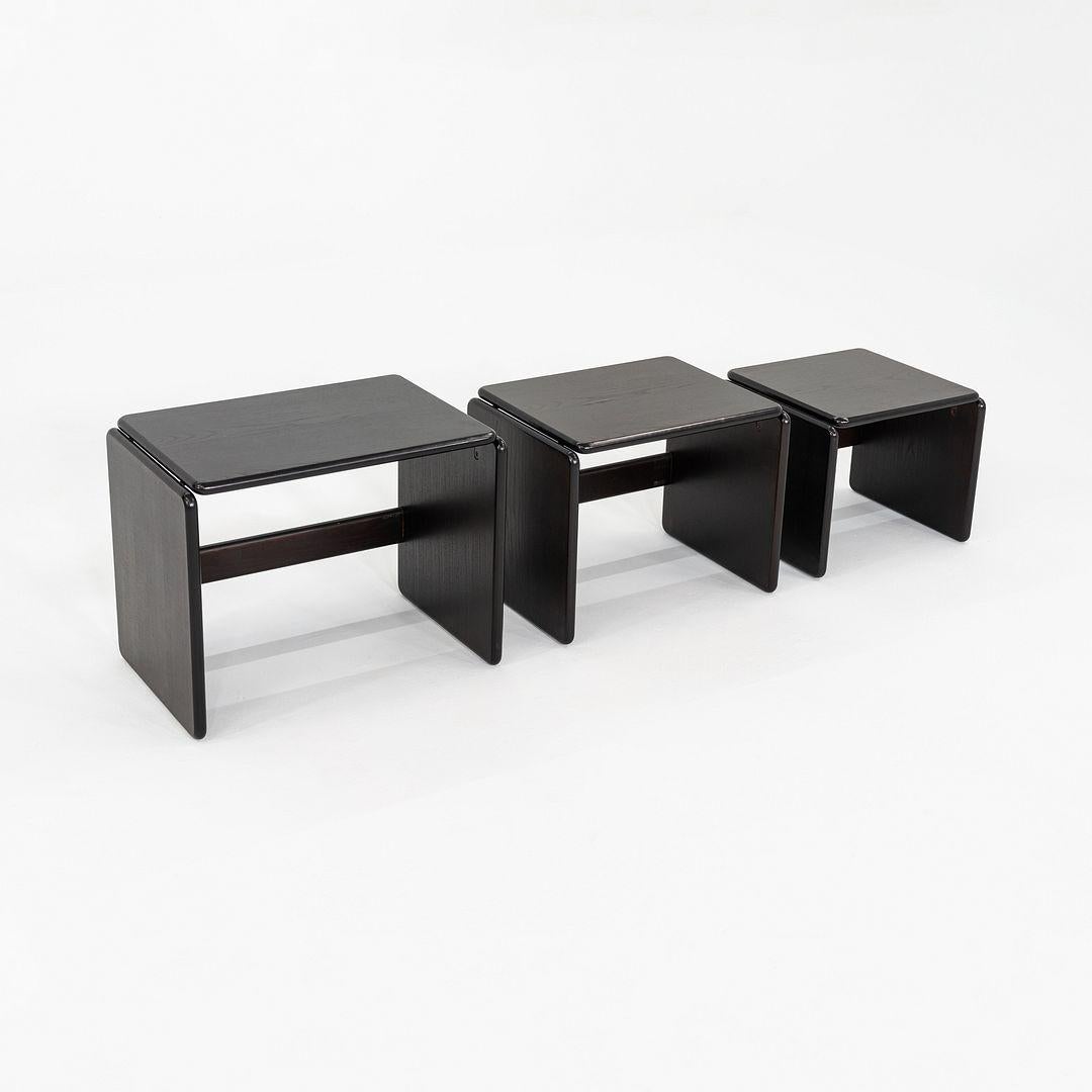 Moderne 1970s Set of Three Italian Modern Ebonized Wood Nesting Tables (Ensemble de trois tables gigognes en bois ébonisé) en vente