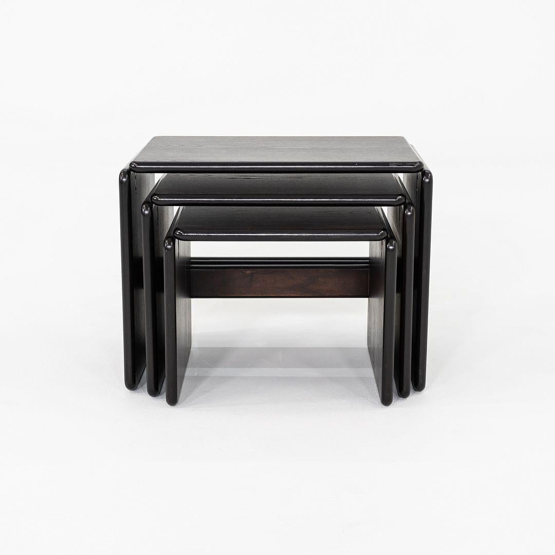 italien 1970s Set of Three Italian Modern Ebonized Wood Nesting Tables (Ensemble de trois tables gigognes en bois ébonisé) en vente