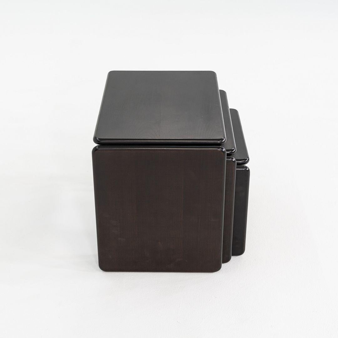 1970s Set of Three Italian Modern Ebonized Wood Nesting Tables (Ensemble de trois tables gigognes en bois ébonisé) Bon état - En vente à Philadelphia, PA